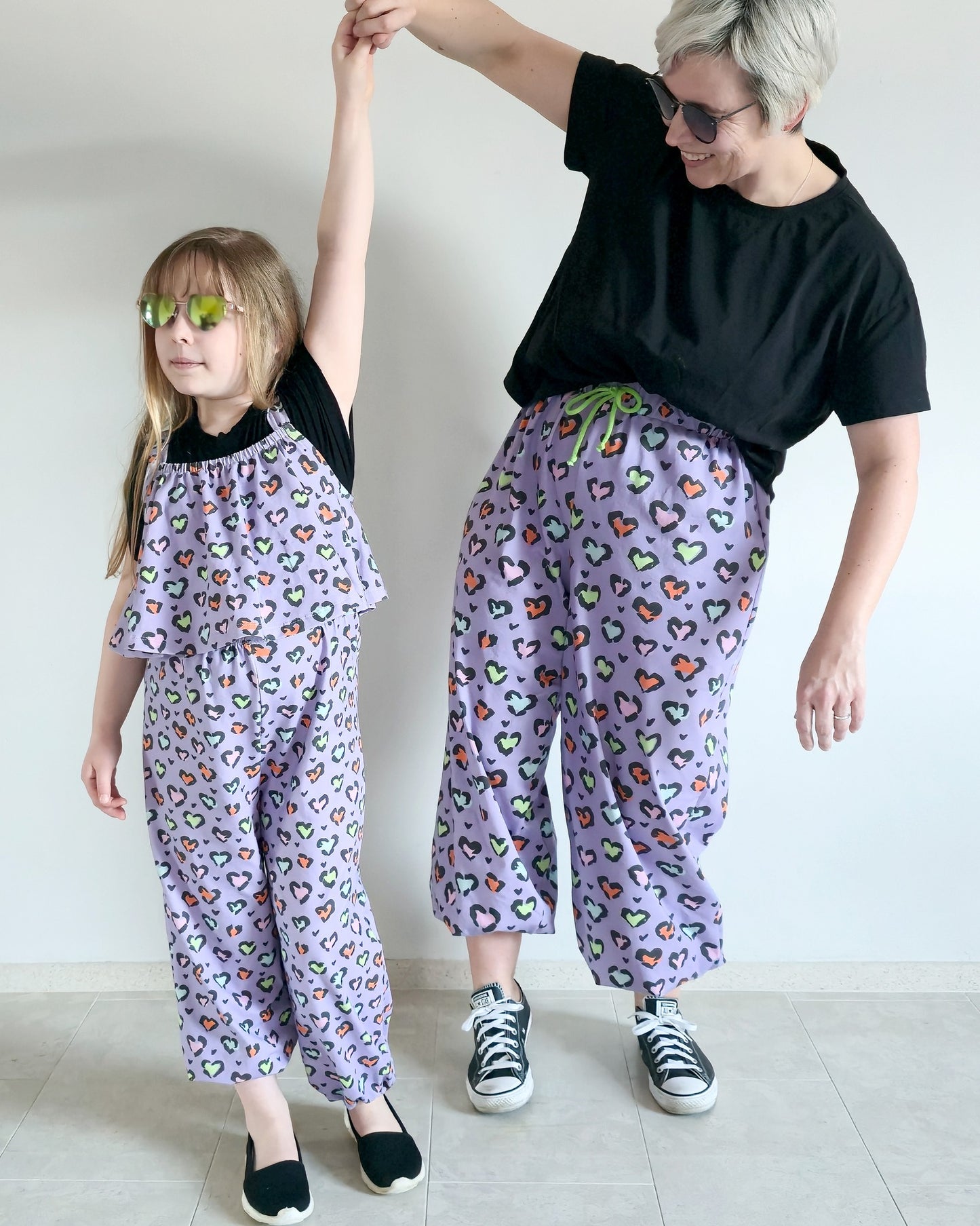 Big Leo Hearts Lila – moderner Leo Stoff mit Herzen | verschiedene Stoffarten