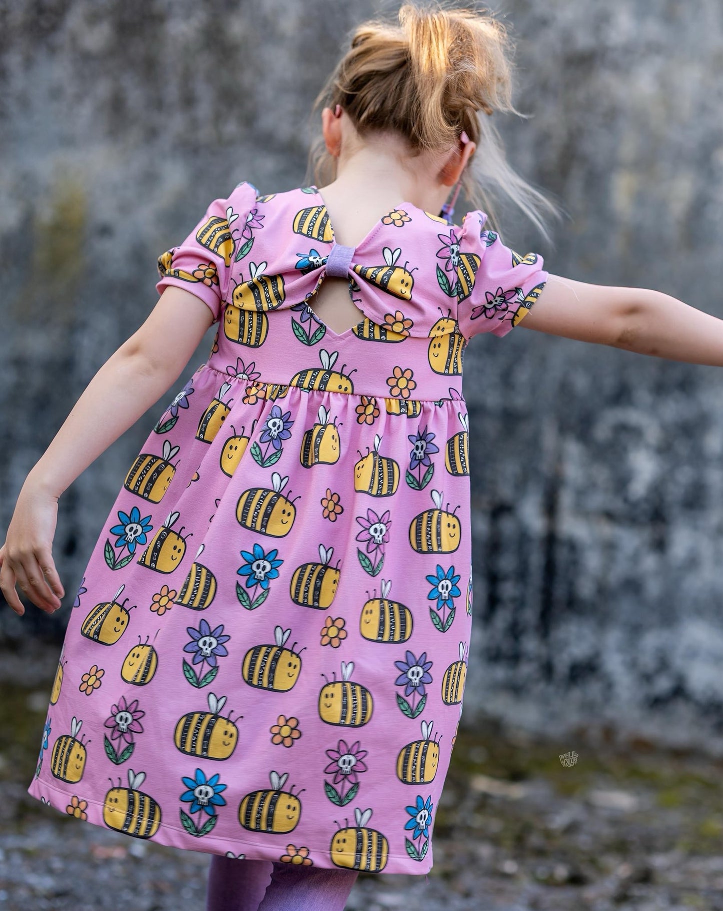 Bee Wild – Edgy Bienen Stoff | auf verschiedenen Stoffarten