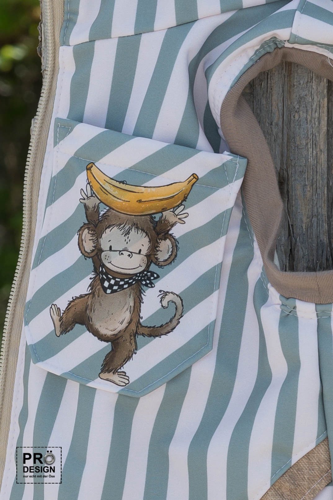 Bügelbild Affentag 1 – Süßer Affe mit Banane
