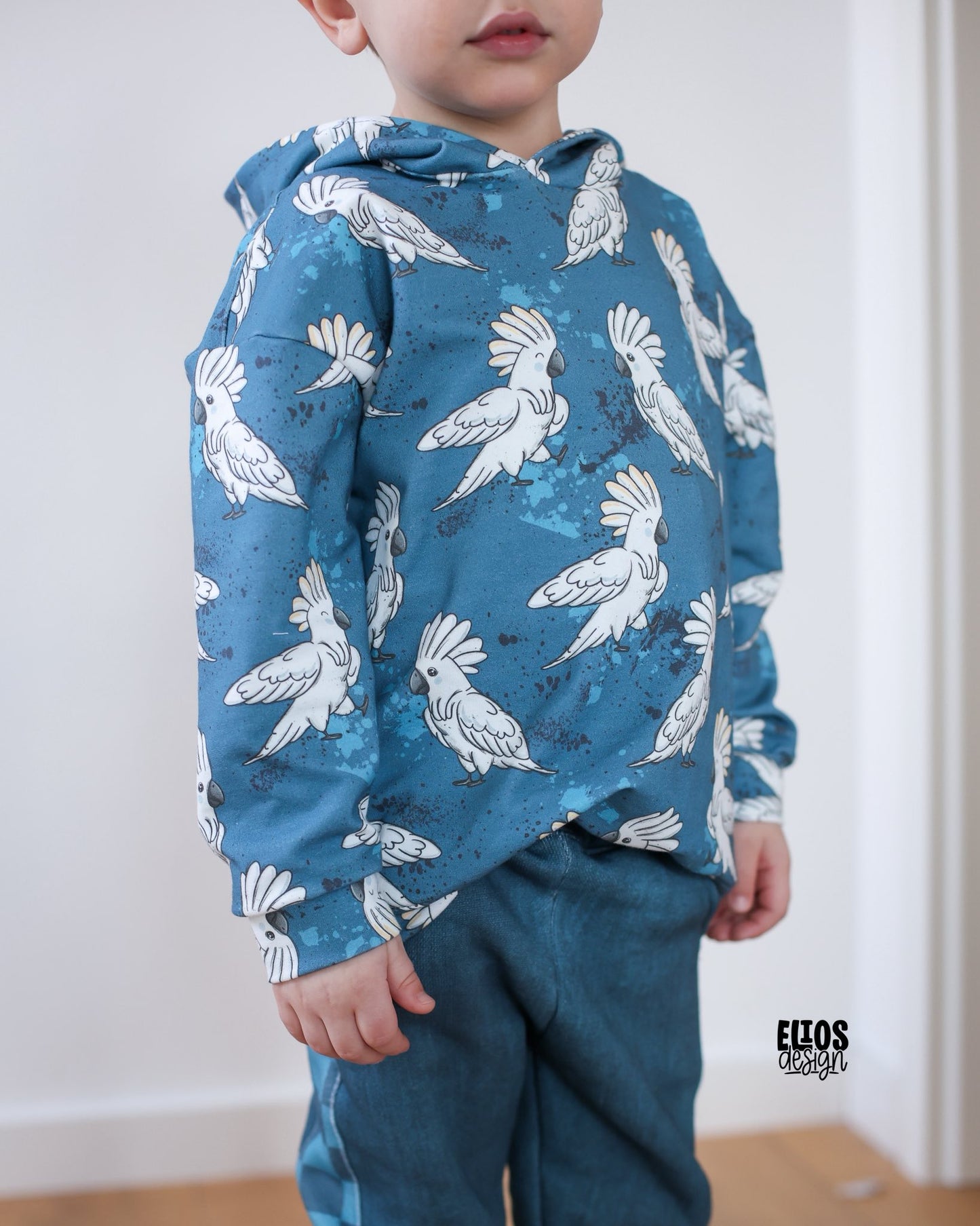 Cool Kakadu – moderner Vogelstoff in Blau | verschiedene Stoffarten