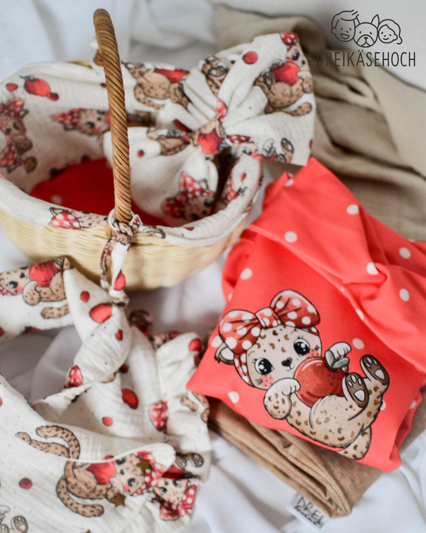 Leo Berry Love Rot – Kinderstoff mit Leoparden | verschiedene Stoffarten