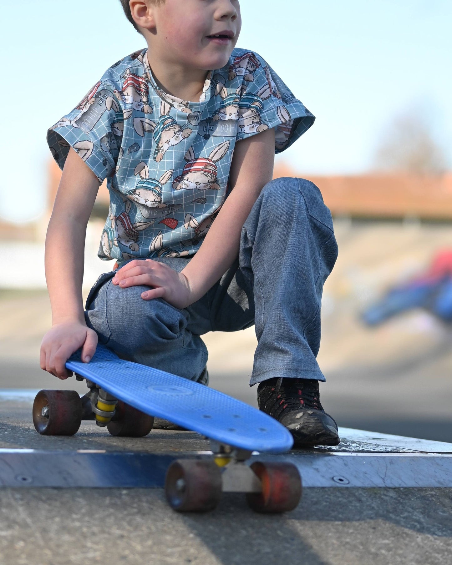 Skate Bunny Vibes Grid – Kinderstoff mit Hasen | verschiedene Stoffarten