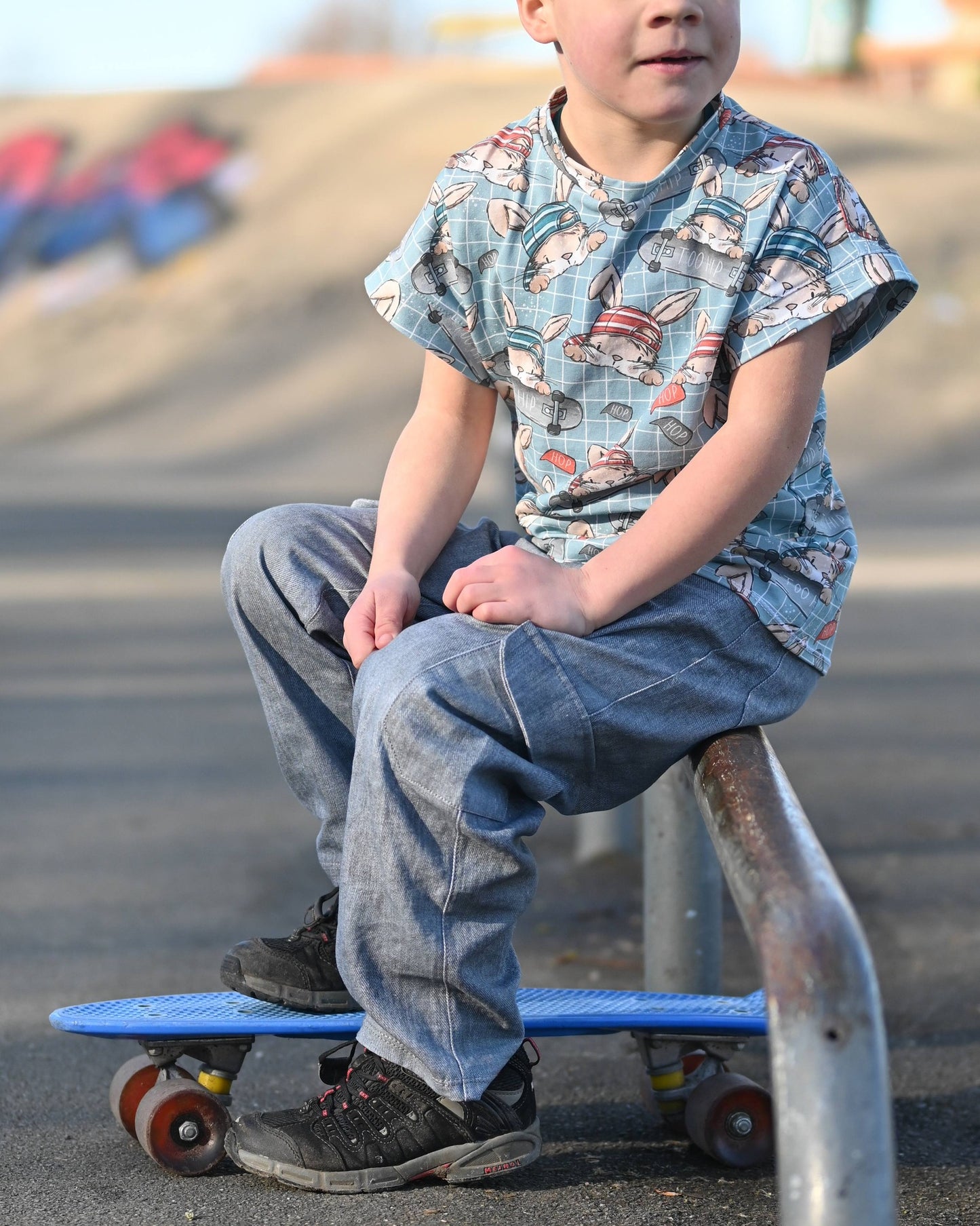 Skate Bunny Vibes Grid – Kinderstoff mit Hasen | verschiedene Stoffarten