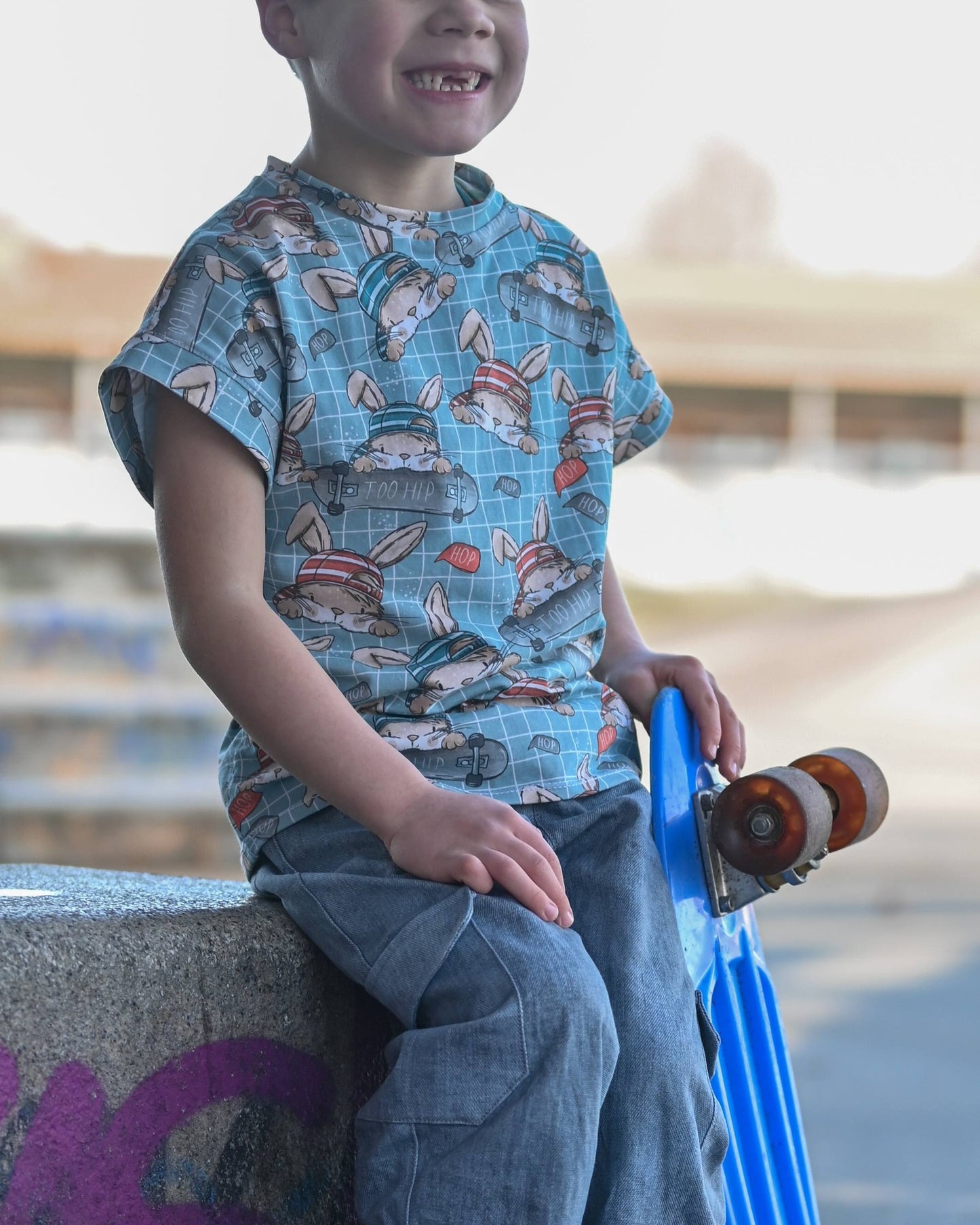 Skate Bunny Vibes Grid – Kinderstoff mit Hasen | verschiedene Stoffarten