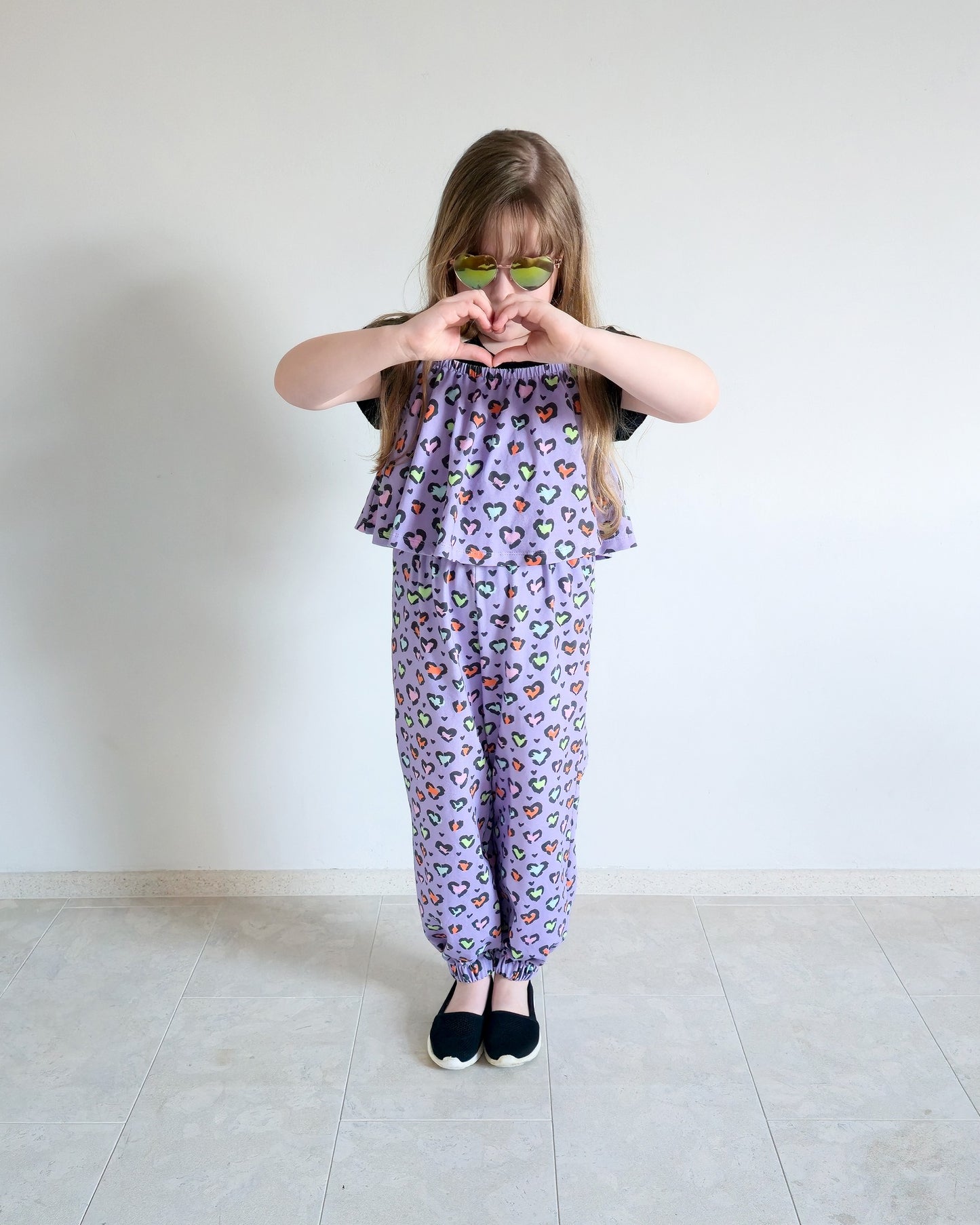 Leo Hearts Lila – moderner Leo Stoff mit Herzen | verschiedene Stoffarten