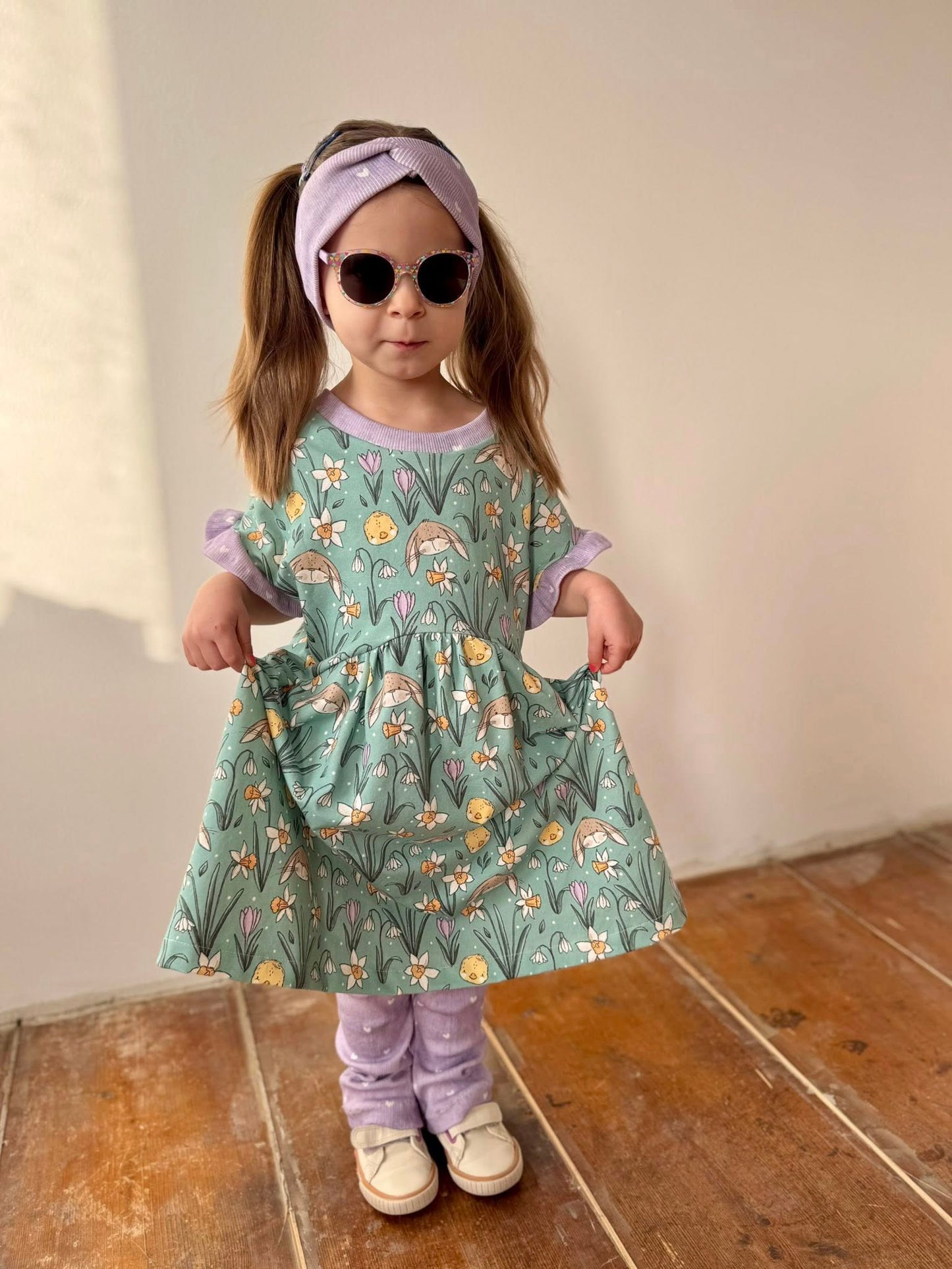 Frühlingszauber Grün – Kinderstoff mit Hasen & Blumen | verschiedene Stoffarten