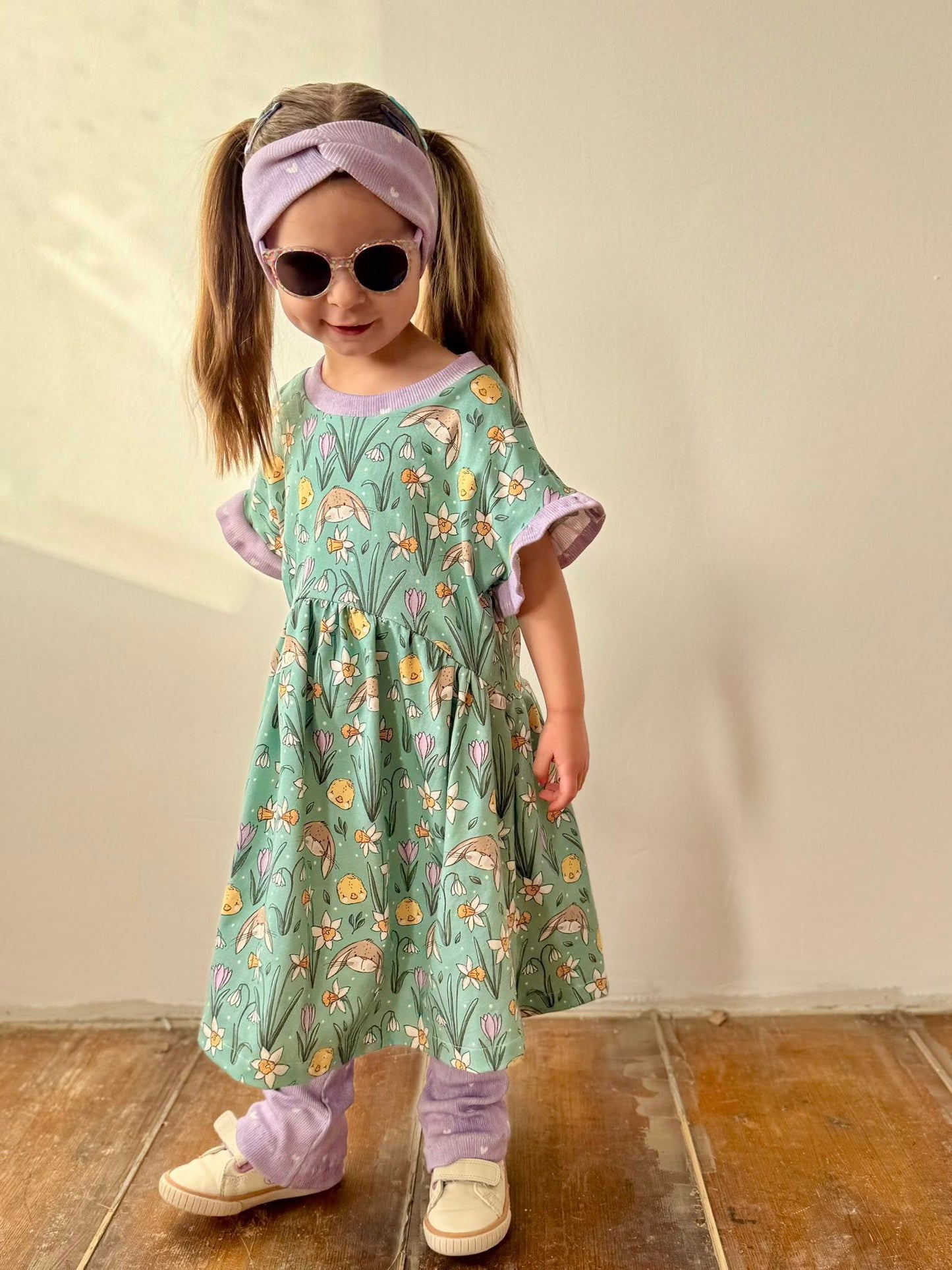 Frühlingszauber Grün – Kinderstoff mit Hasen & Blumen | verschiedene Stoffarten