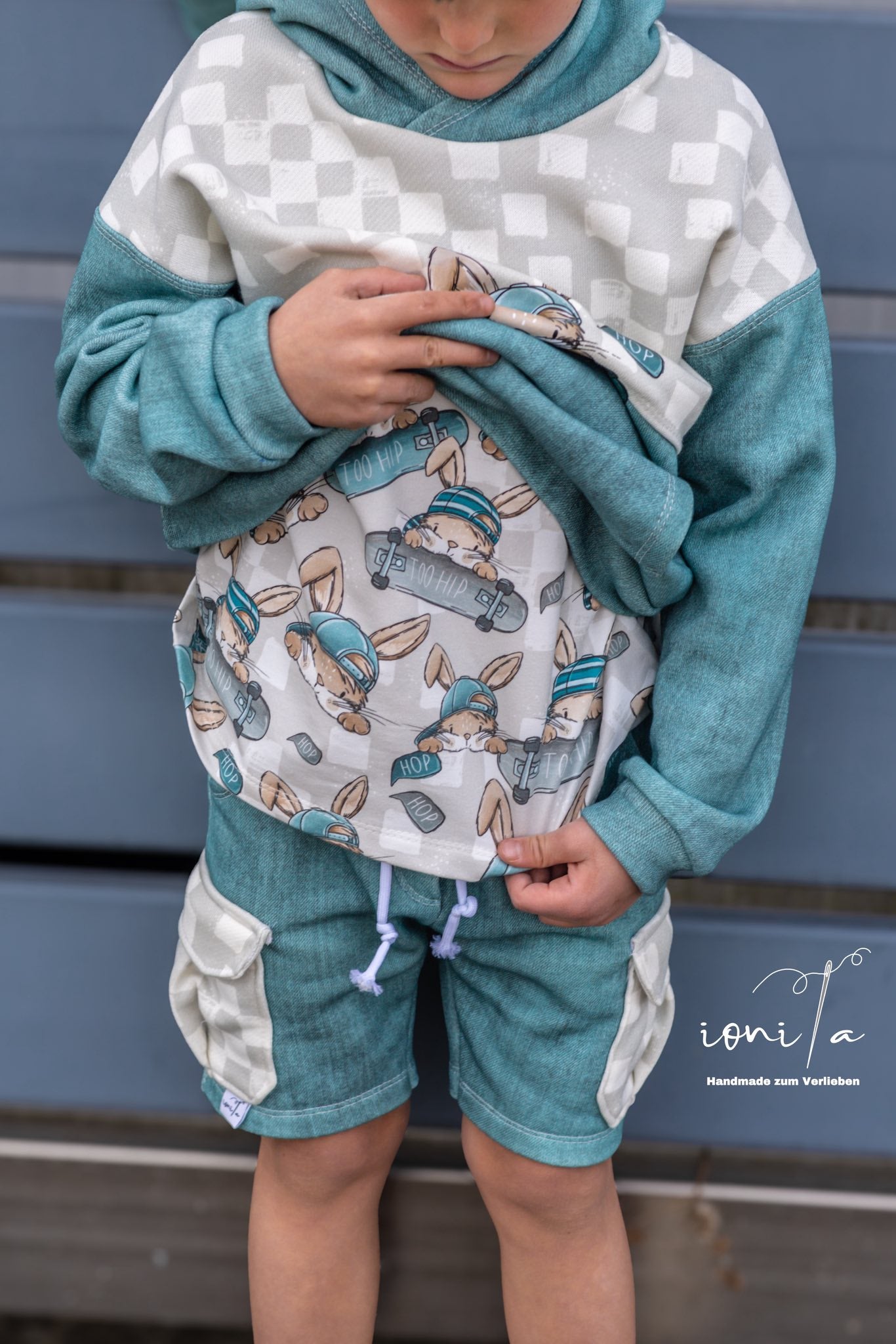 Skate Bunny Vibes Grau – Kinderstoff mit Hasen | verschiedene Stoffarten