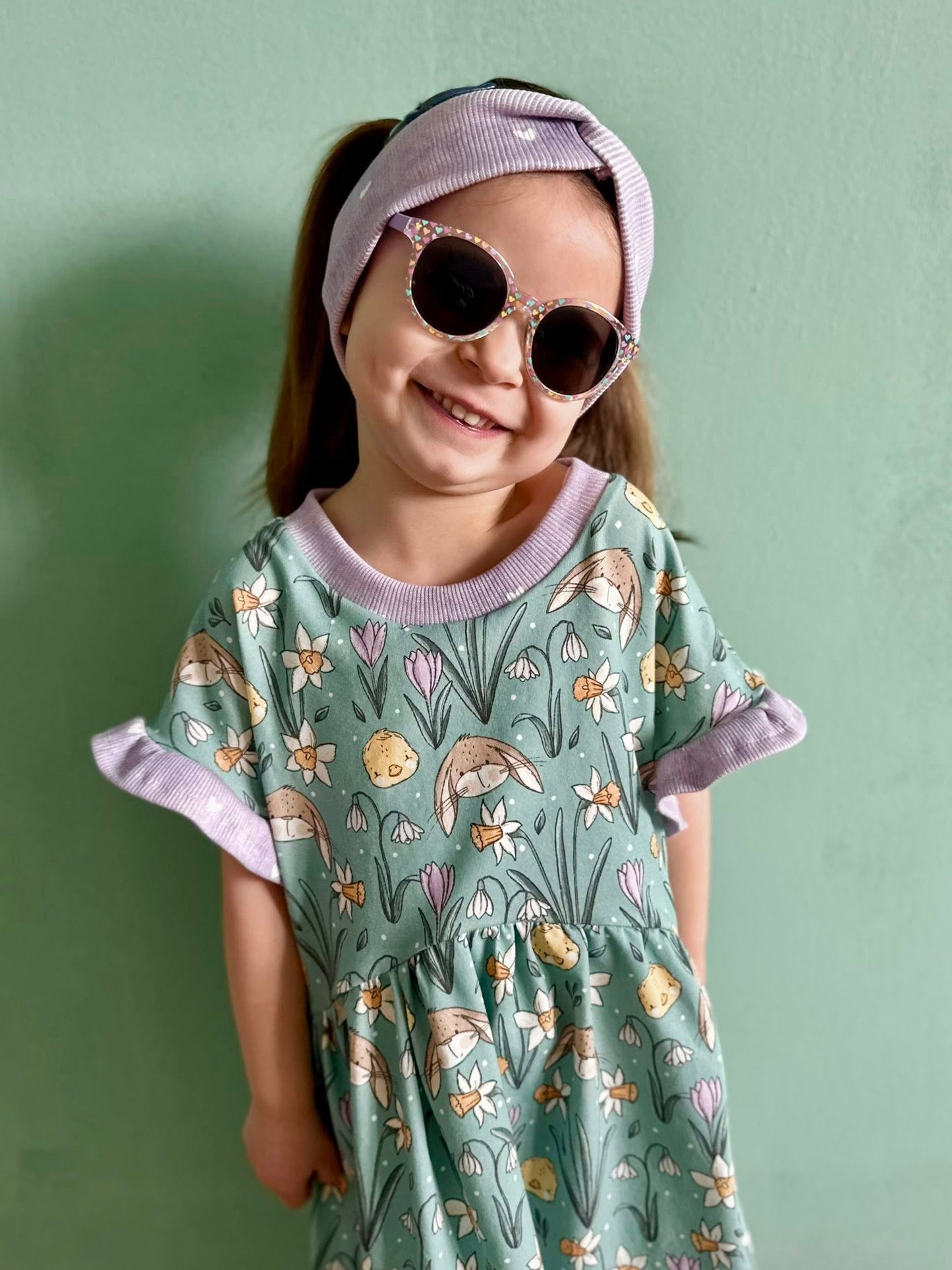 Frühlingszauber Grün – Kinderstoff mit Hasen & Blumen | verschiedene Stoffarten
