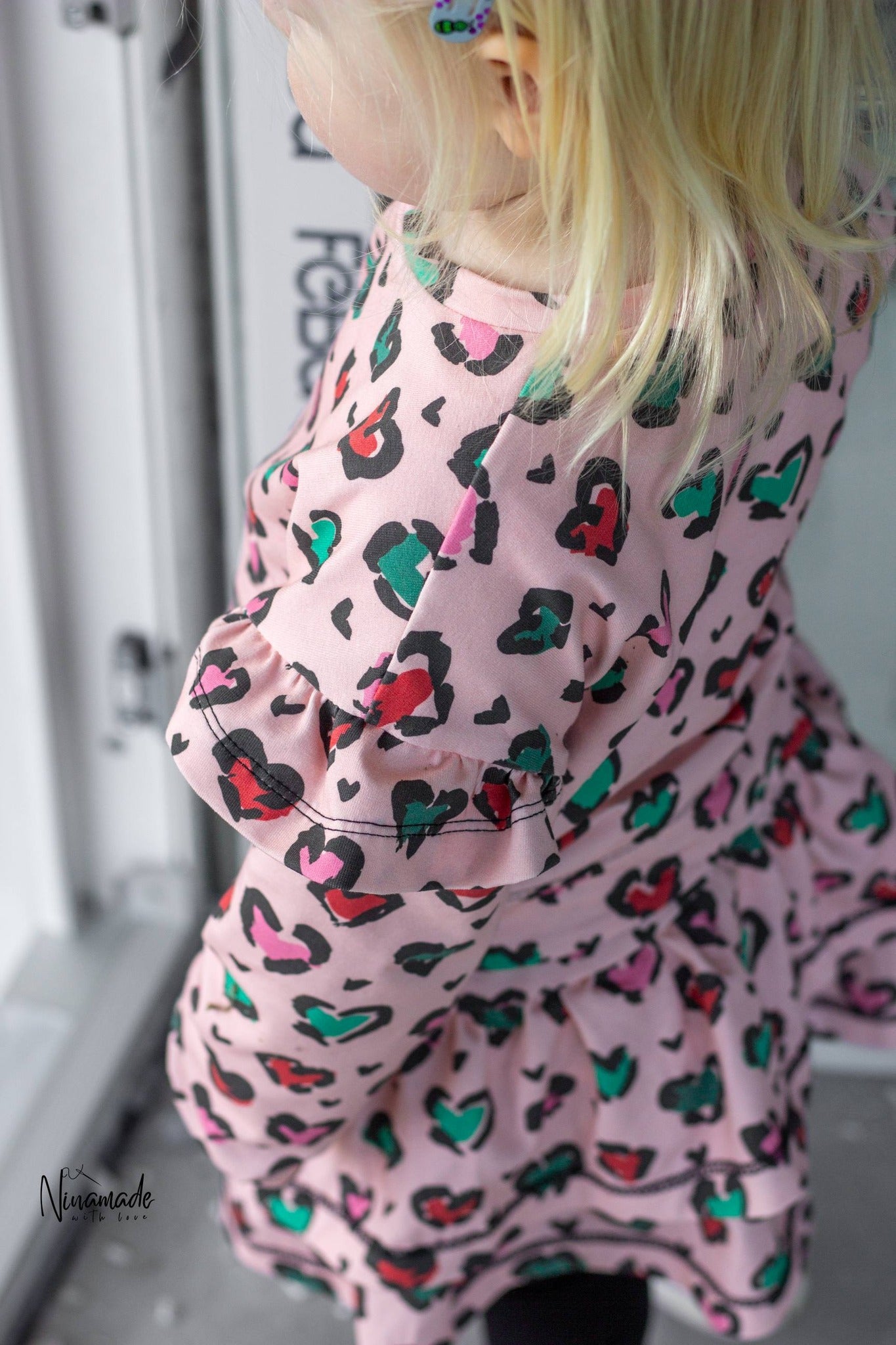 Leo Hearts Rosa – moderner Leo Stoff mit Herzen | verschiedene Stoffarten