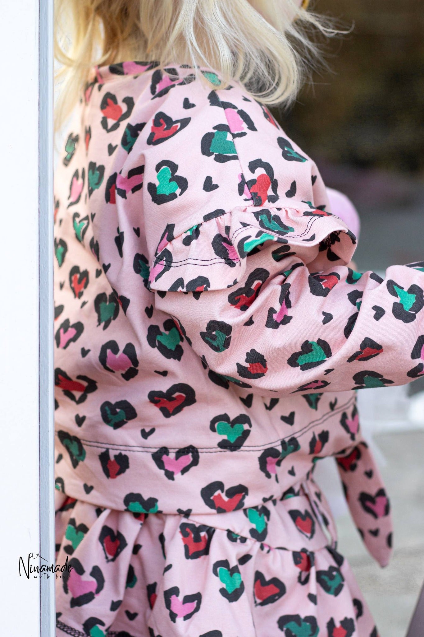 Leo Hearts Rosa – moderner Leo Stoff mit Herzen | verschiedene Stoffarten