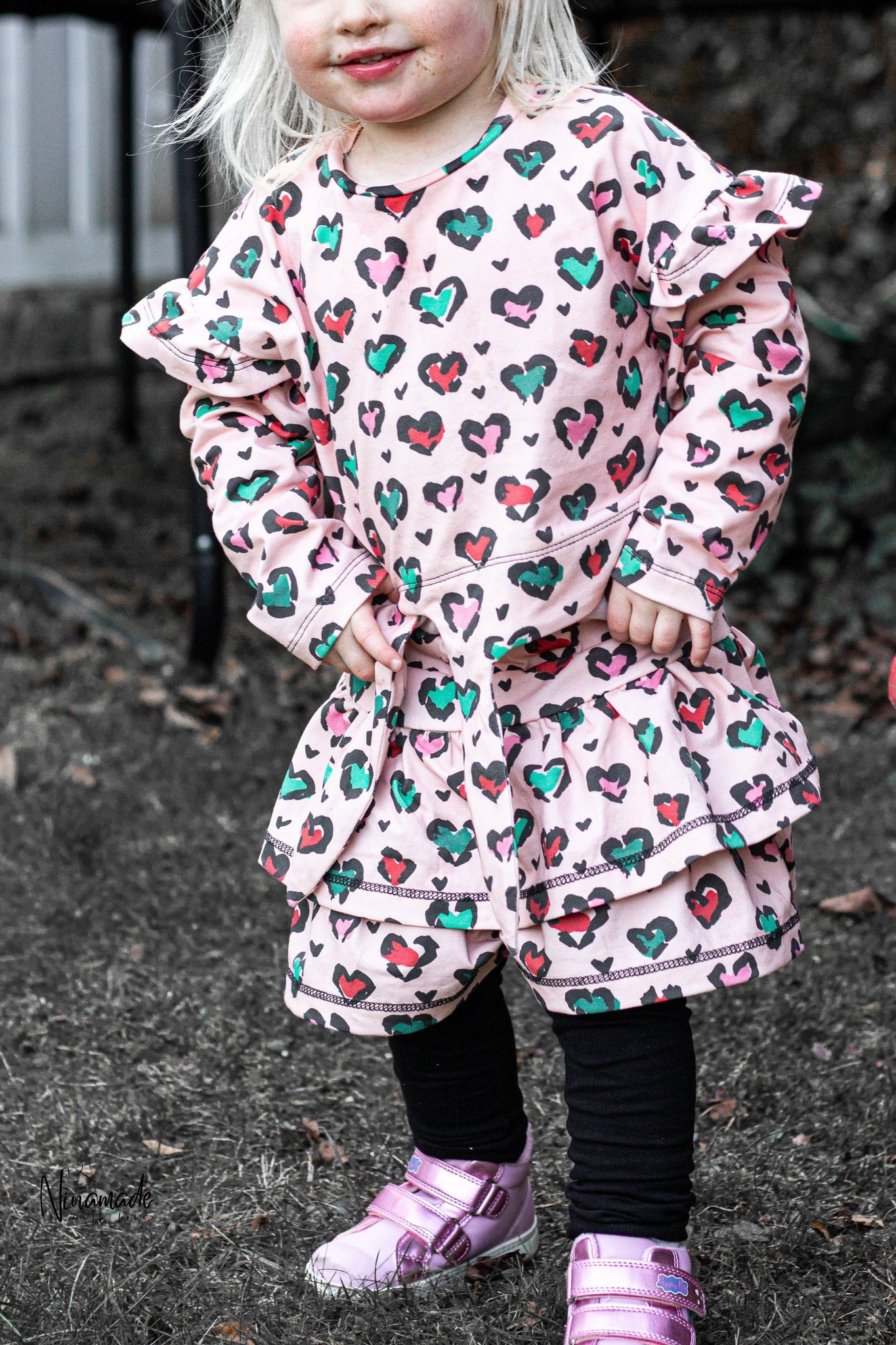 Leo Hearts Rosa – moderner Leo Stoff mit Herzen | verschiedene Stoffarten