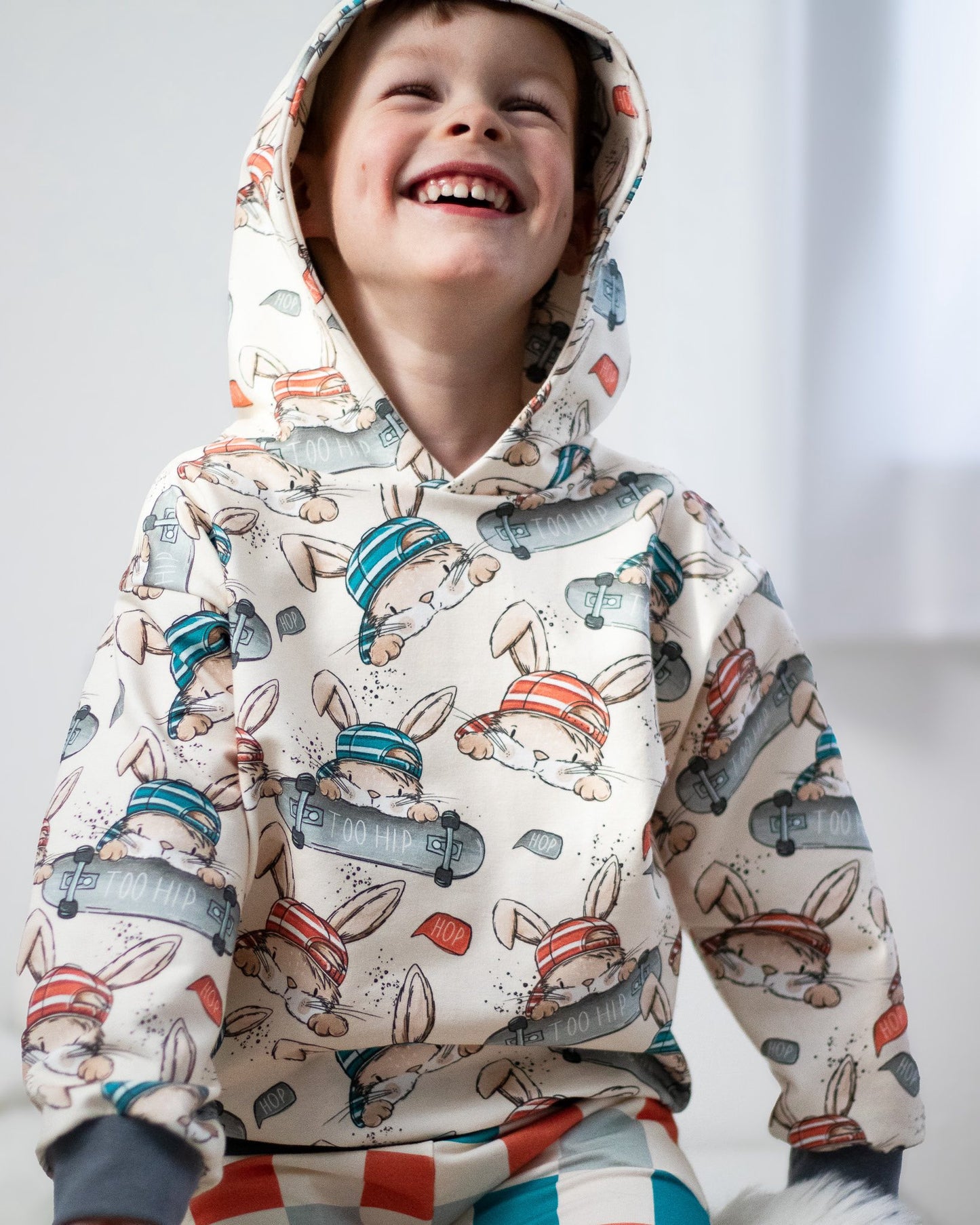 Skate Bunny Vibes Beige – Kinderstoff mit Hasen | verschiedene Stoffarten