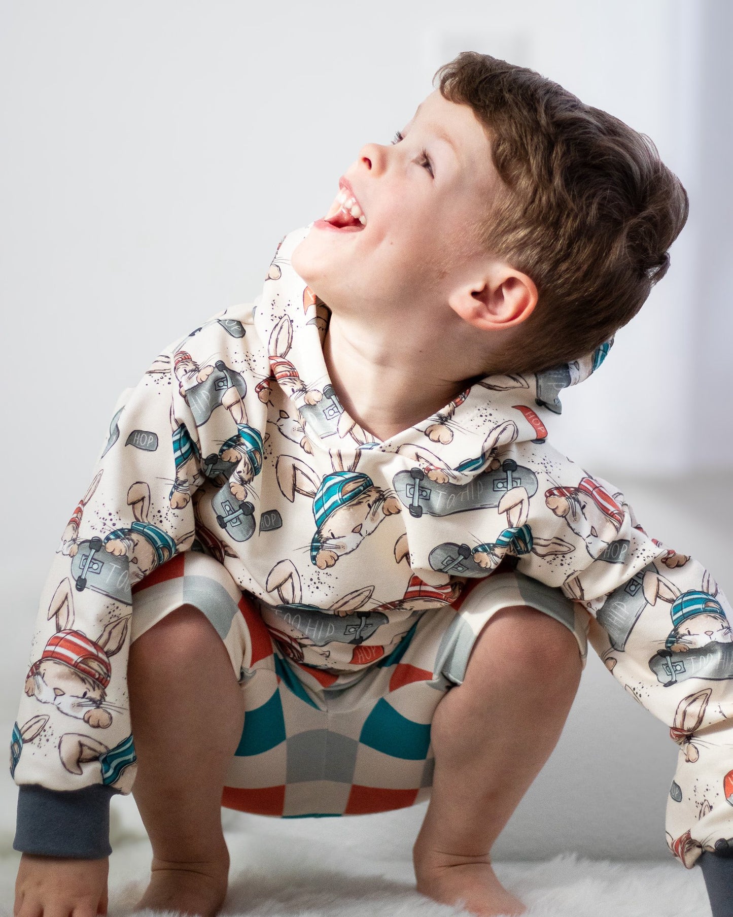 Skate Bunny Vibes Beige – Kinderstoff mit Hasen | verschiedene Stoffarten