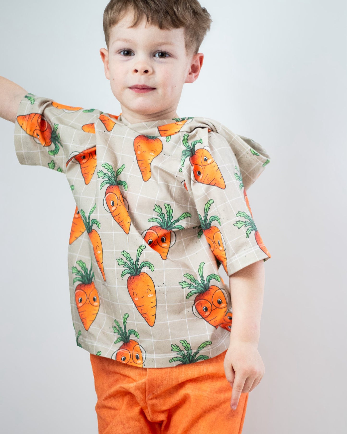 Möhrenspaß Beige – verspielter Kinderstoff | verschiedene Stoffarten