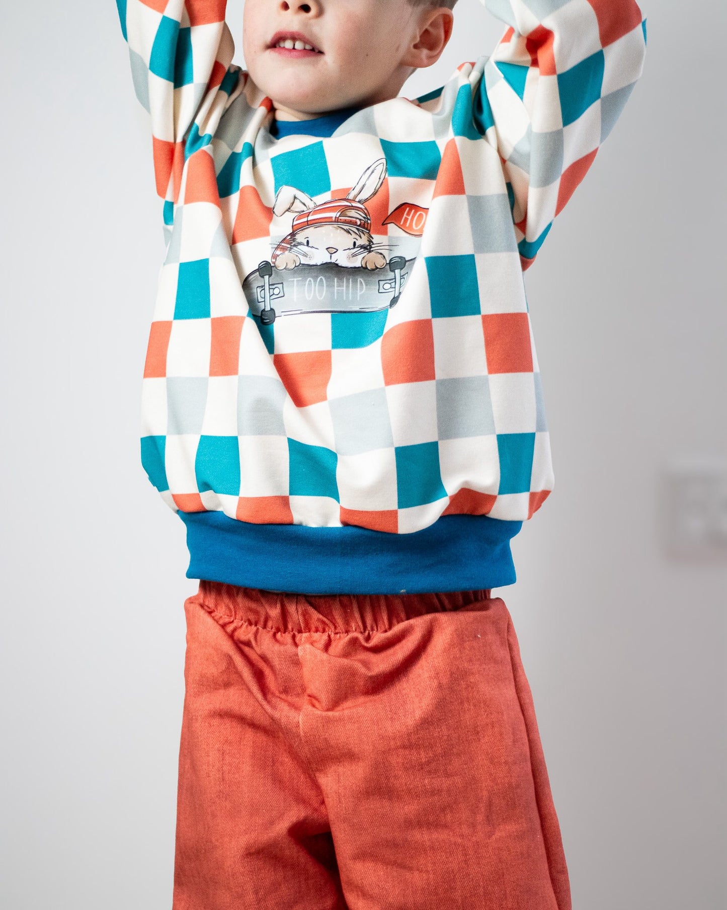 Skate Bunny Vibes Beige – Kinderstoff mit Hasen | verschiedene Stoffarten