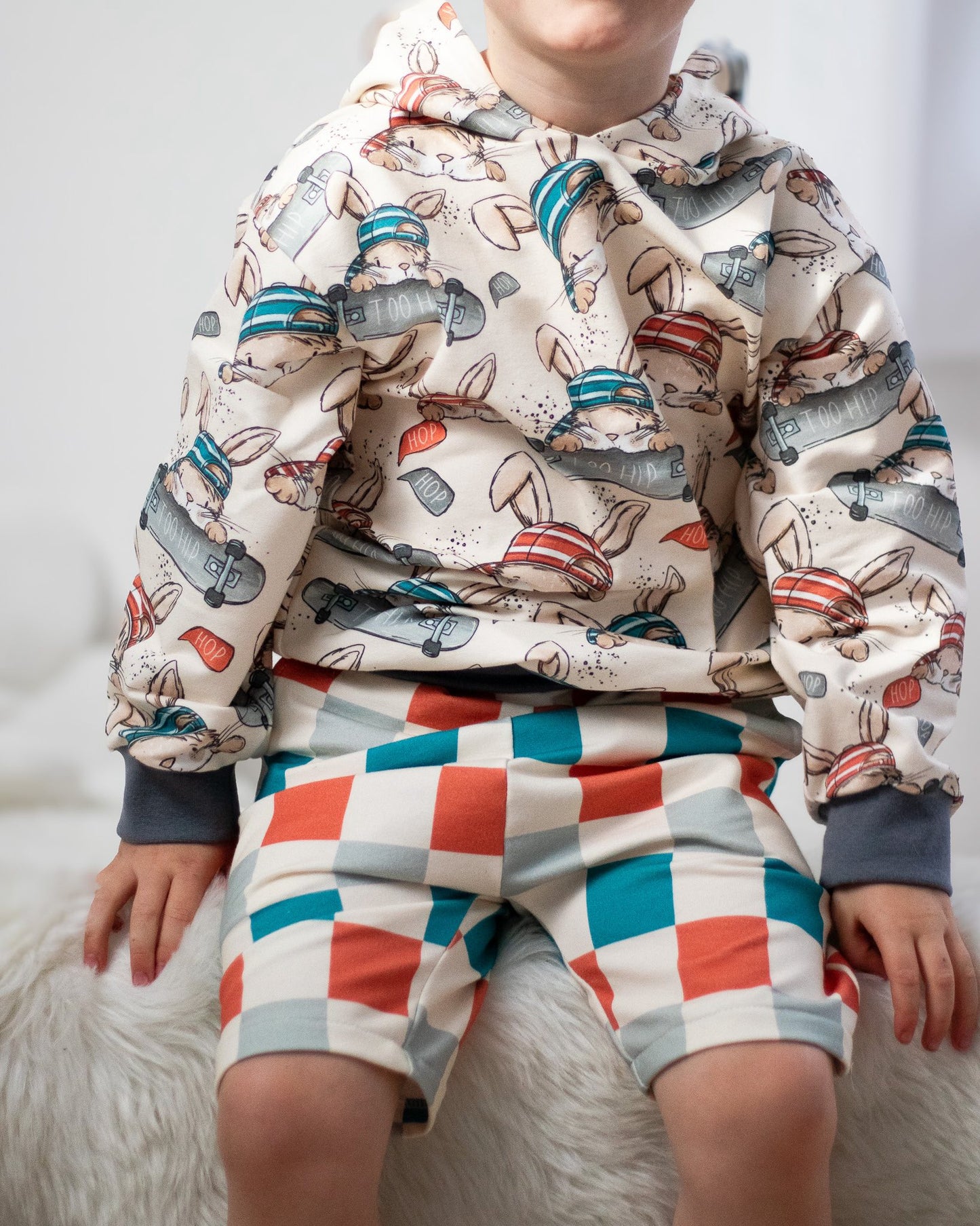 Skate Bunny Vibes Beige – Kinderstoff mit Hasen | verschiedene Stoffarten