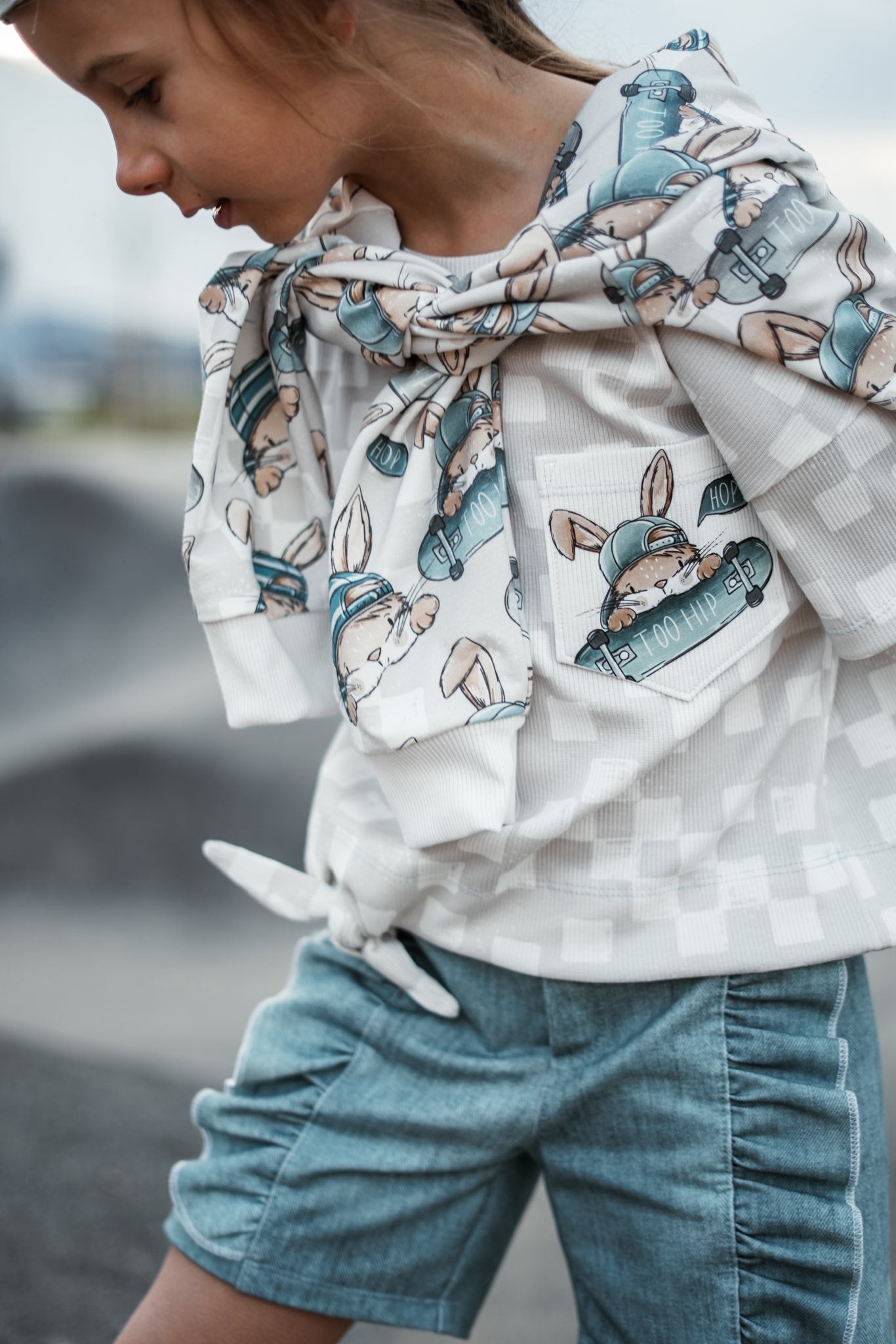 Skate Bunny Vibes Grau – Kinderstoff mit Hasen | verschiedene Stoffarten