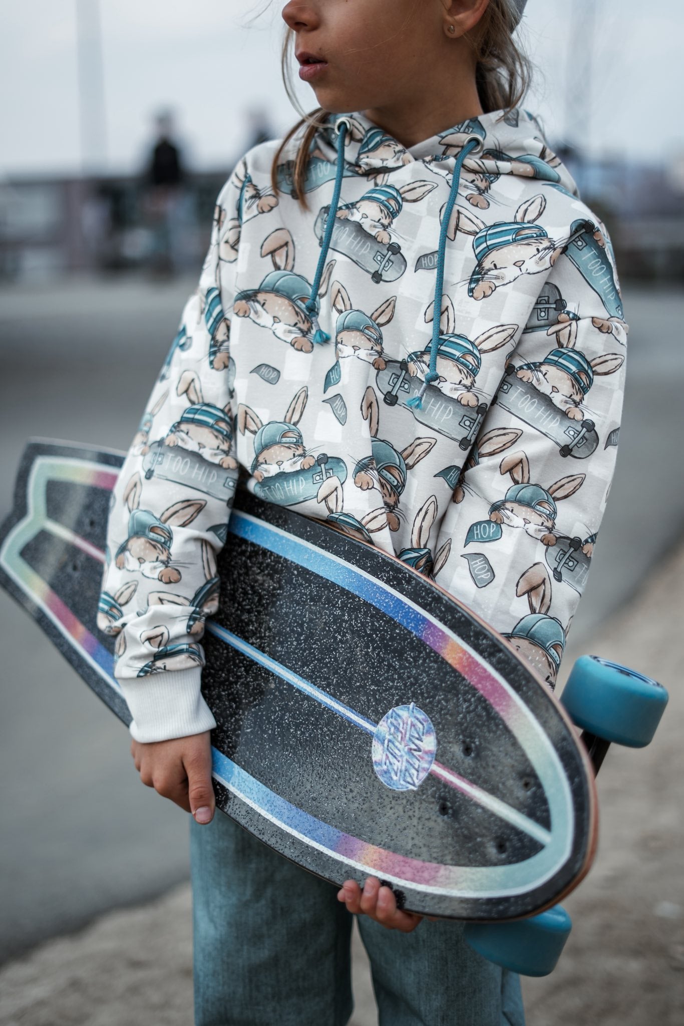 Skate Bunny Vibes Grau – Kinderstoff mit Hasen | verschiedene Stoffarten