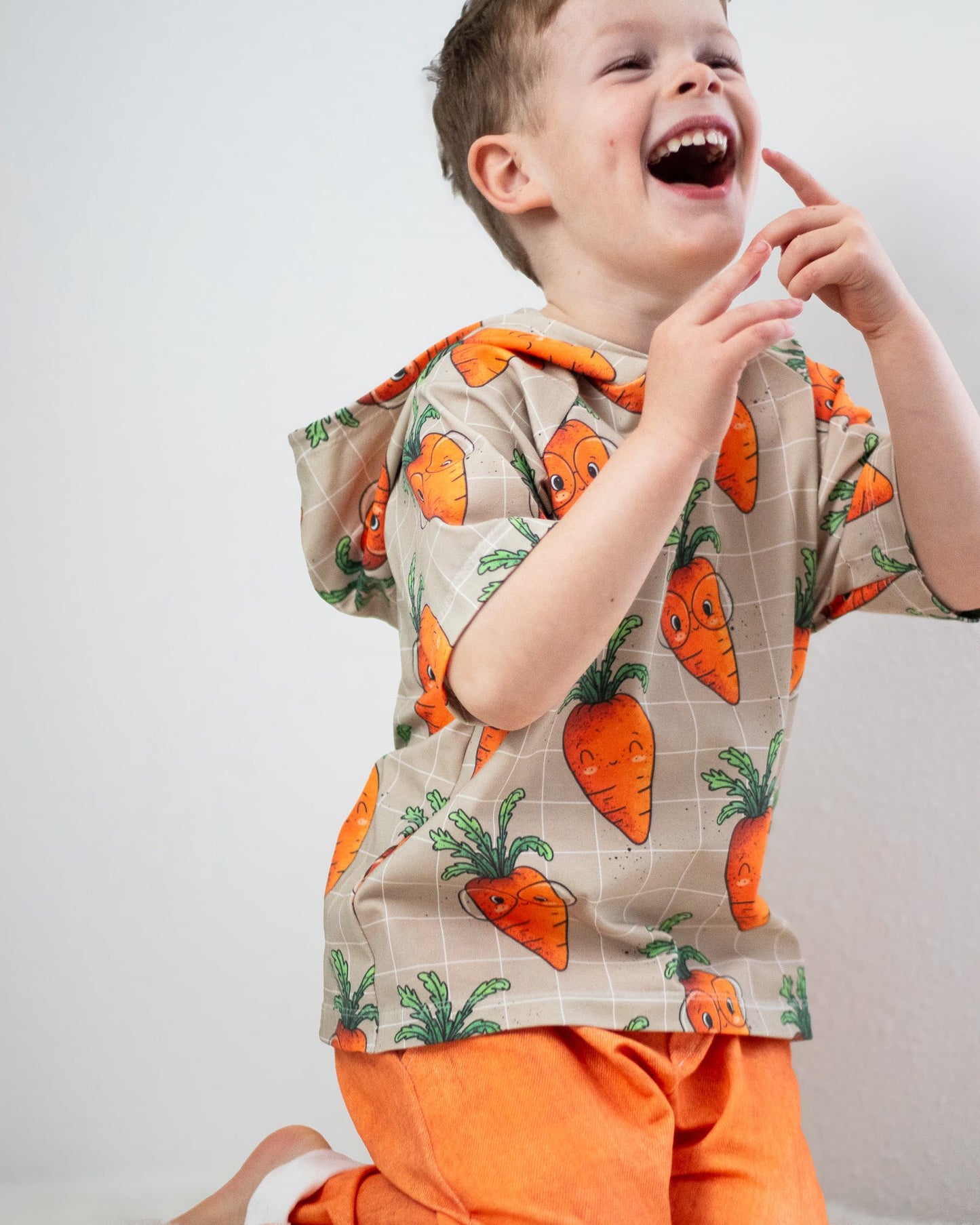 Möhrenspaß Beige – verspielter Kinderstoff | verschiedene Stoffarten