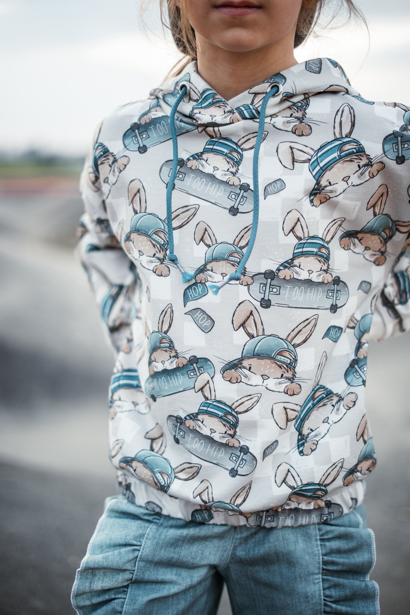 Skate Bunny Vibes Grau – Kinderstoff mit Hasen | verschiedene Stoffarten