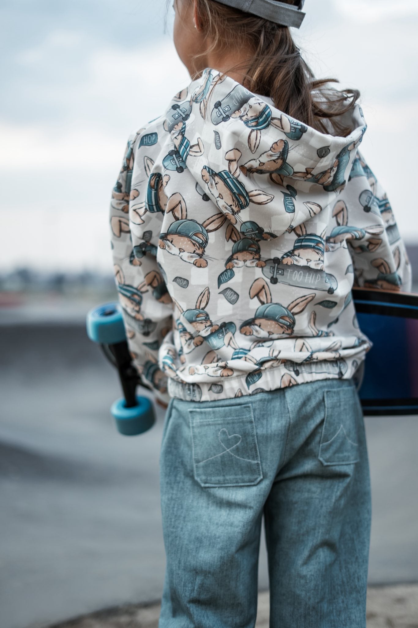 Skate Bunny Vibes Grau – Kinderstoff mit Hasen | verschiedene Stoffarten