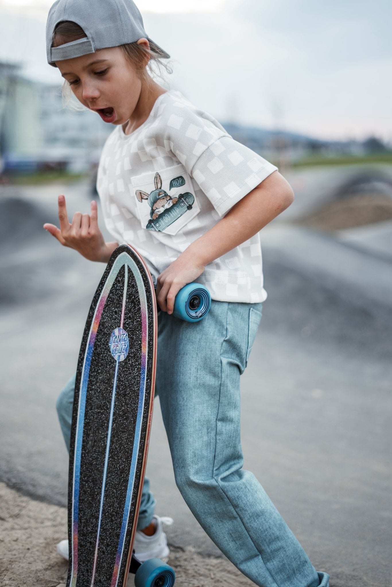 Skate Bunny Vibes Grau – Kinderstoff mit Hasen | verschiedene Stoffarten