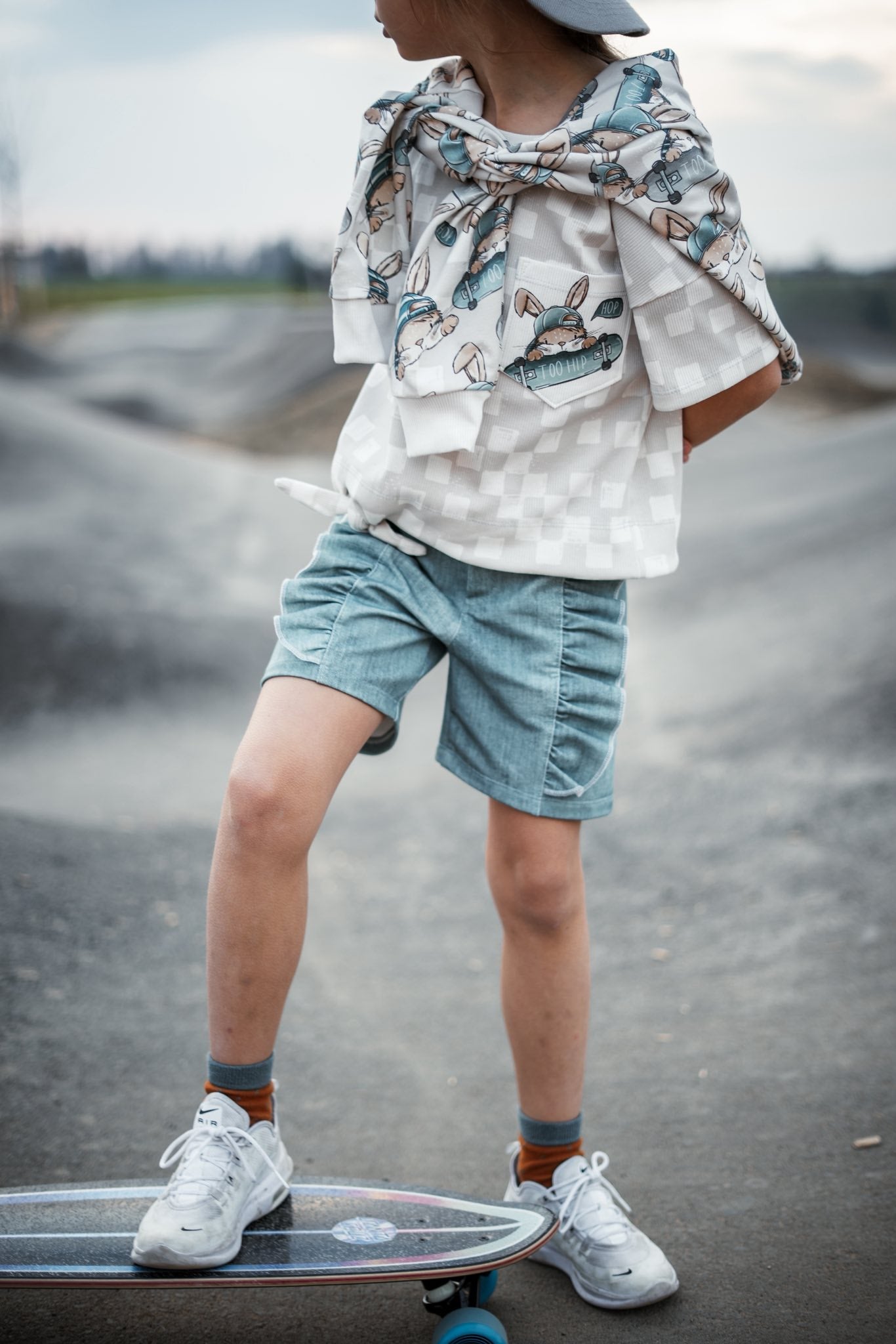 Skate Bunny Vibes Grau – Kinderstoff mit Hasen | verschiedene Stoffarten