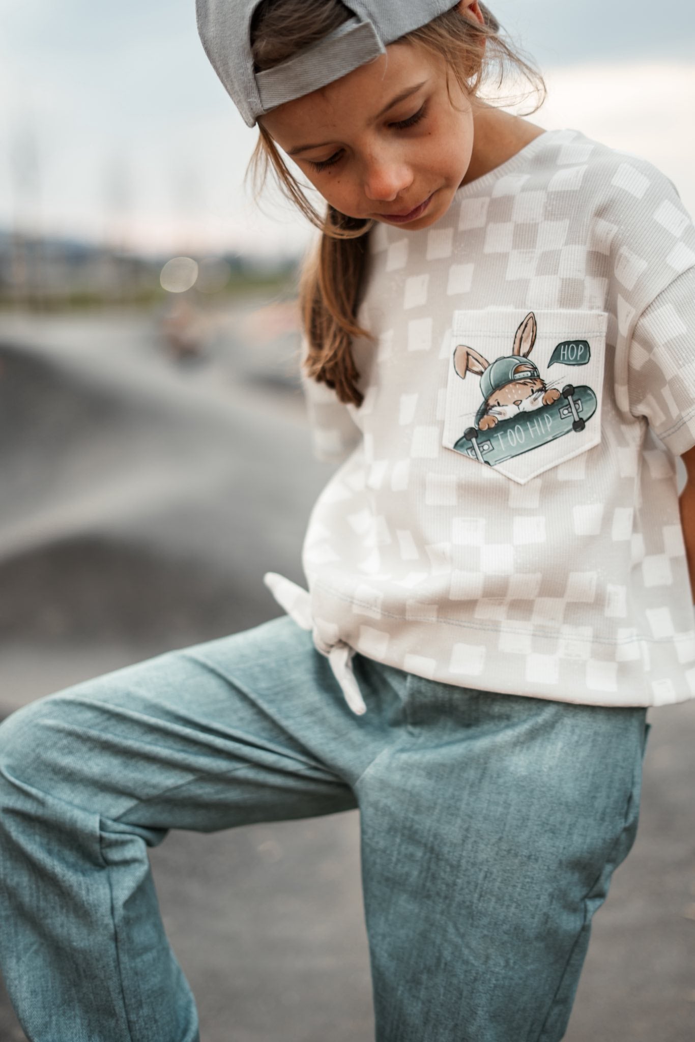 Skate Bunny Vibes Grau – Kinderstoff mit Hasen | verschiedene Stoffarten
