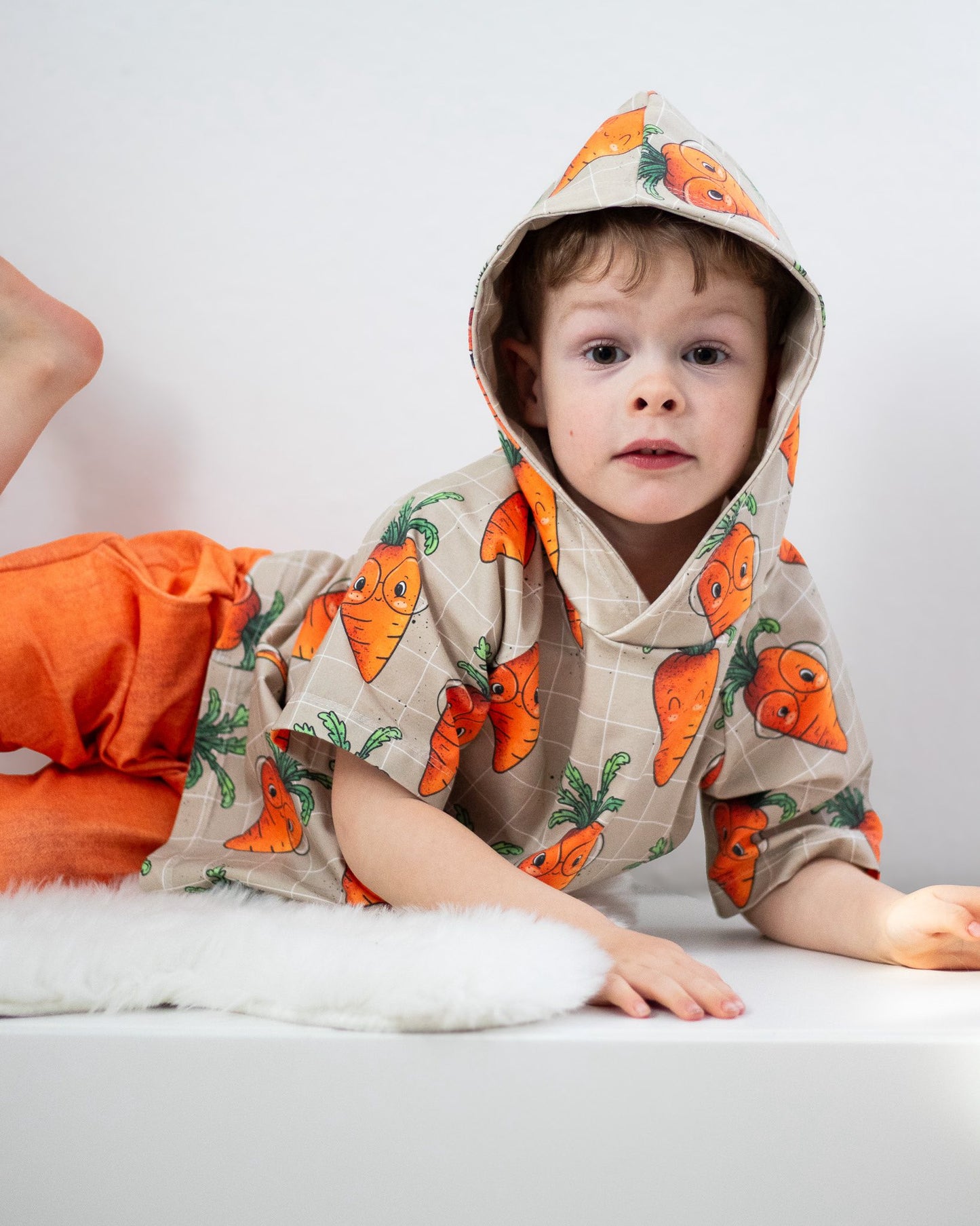 Möhrenspaß Beige – verspielter Kinderstoff | verschiedene Stoffarten