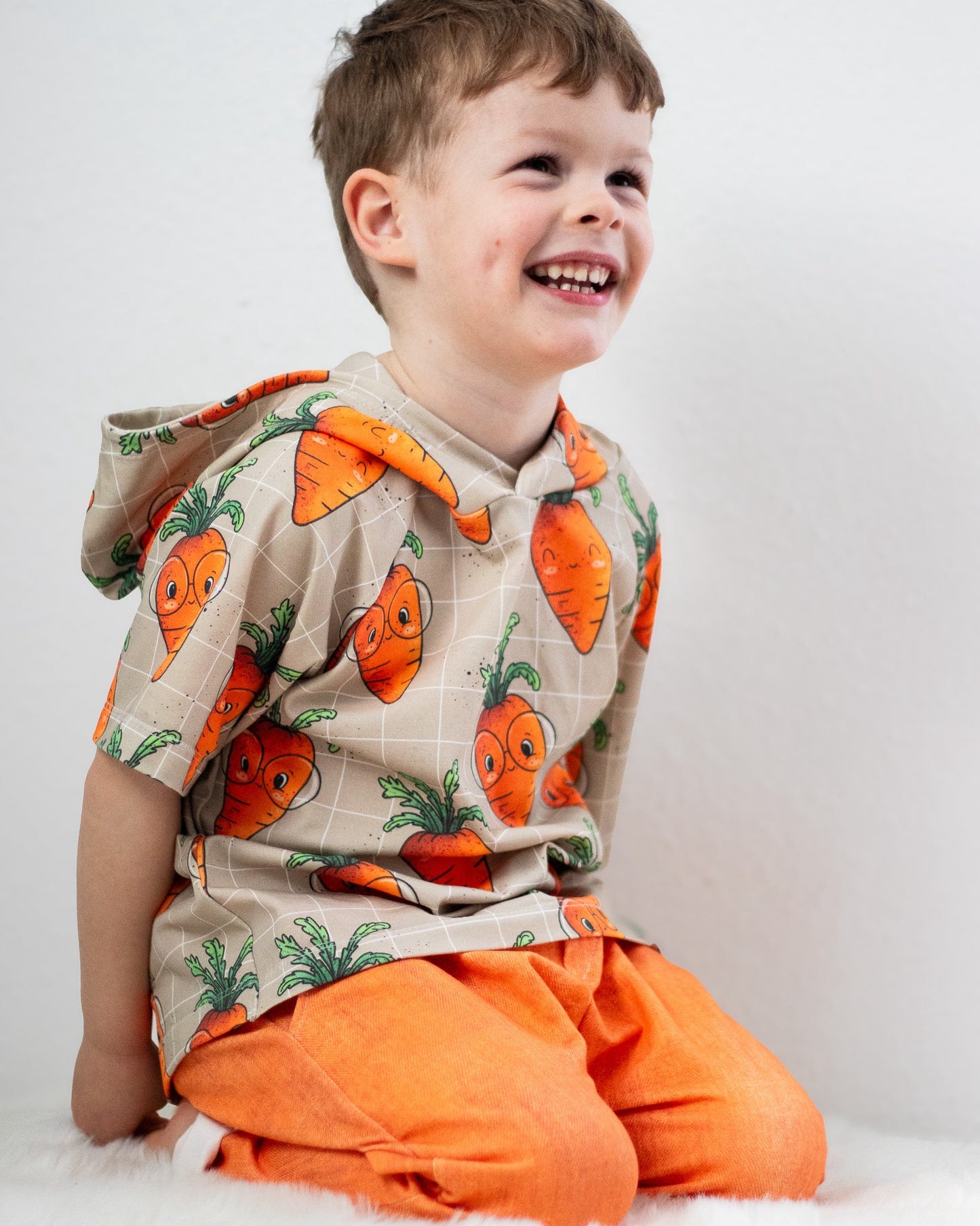 Möhrenspaß Beige – verspielter Kinderstoff | verschiedene Stoffarten