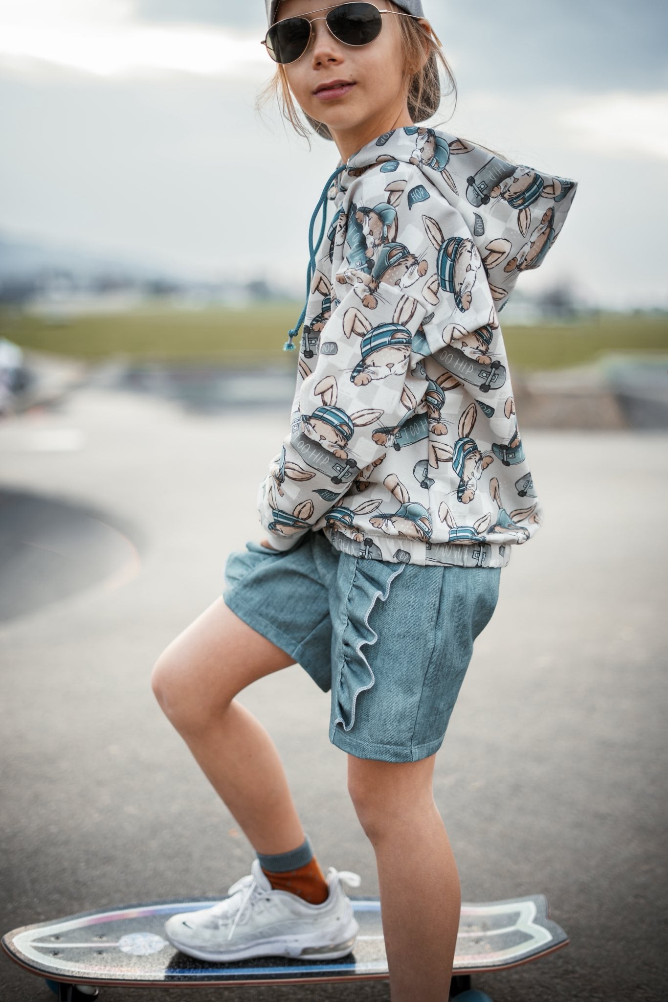 Skate Bunny Vibes Grau – Kinderstoff mit Hasen | verschiedene Stoffarten
