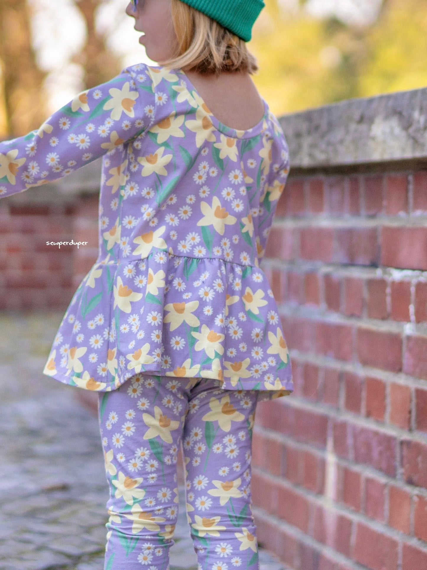Darling Daffodils Flieder – florales Design | auf verschiedenen Stoffarten