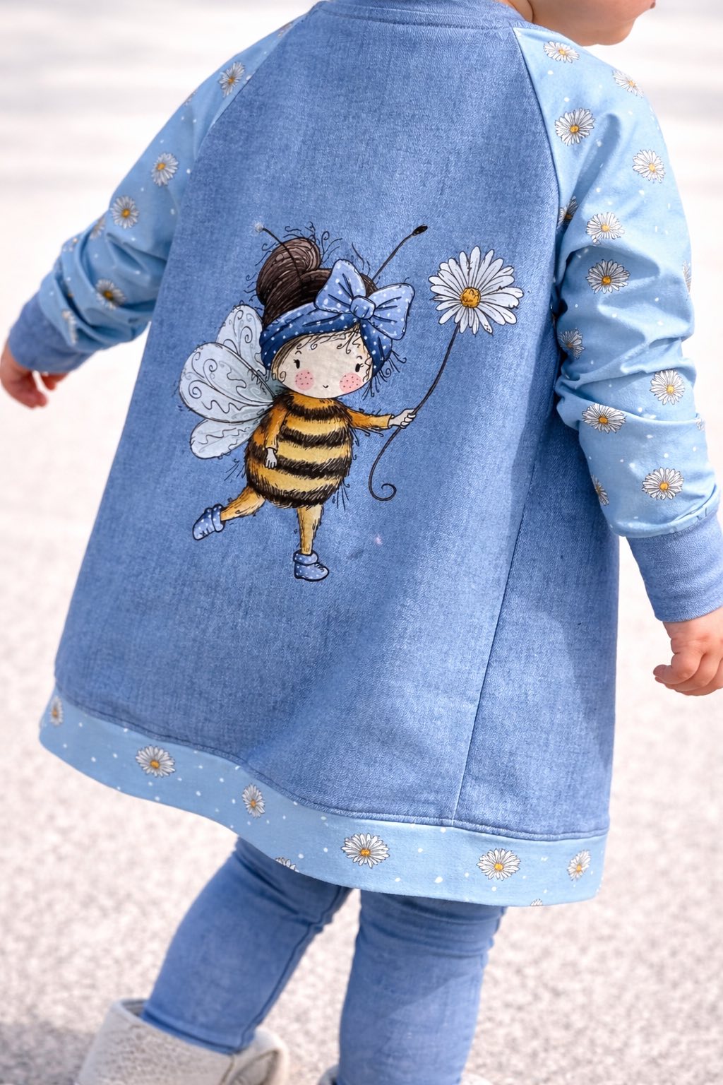 Bienenmädchen Blau – Mädchen als Biene | auf verschiedenen Stoffarten