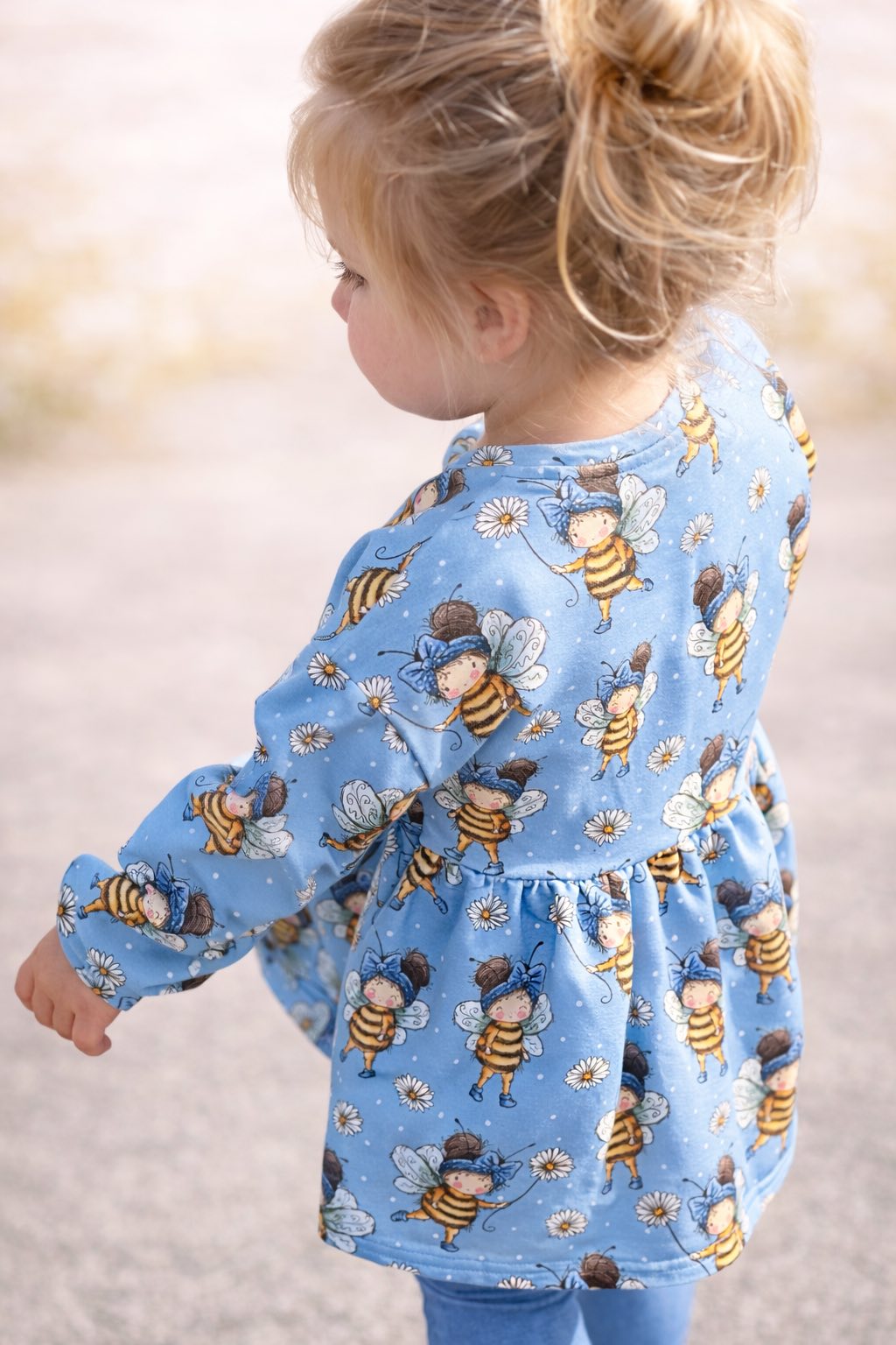 Bienenmädchen Blau – Mädchen als Biene | auf verschiedenen Stoffarten