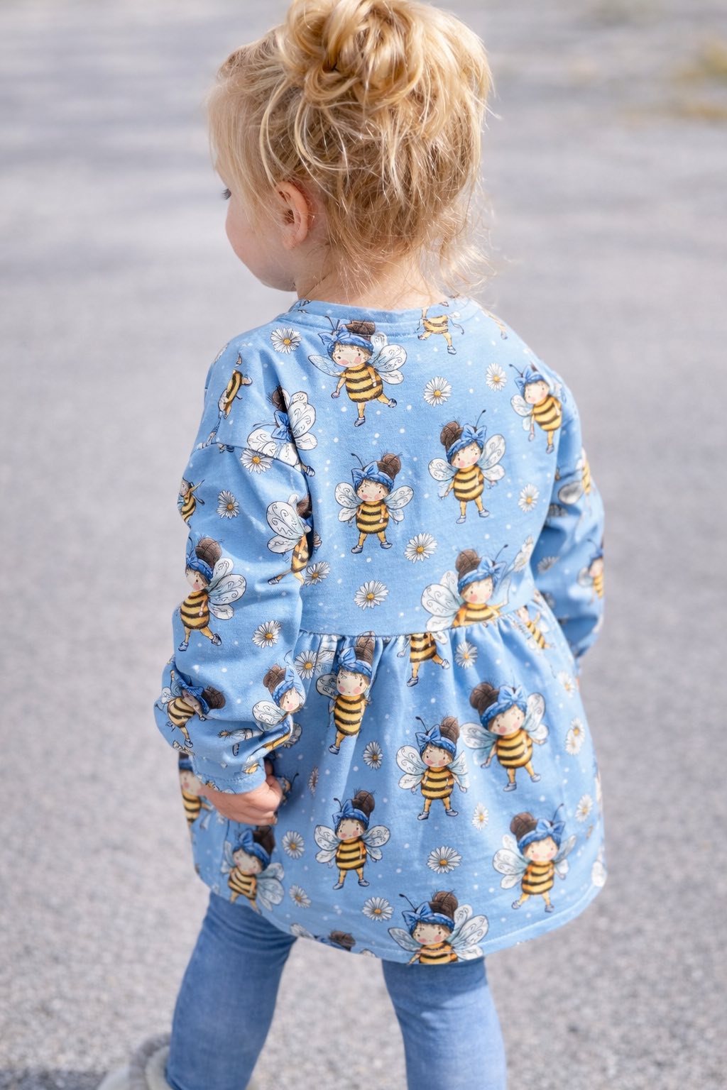 Bienenmädchen Blau – Mädchen als Biene | auf verschiedenen Stoffarten