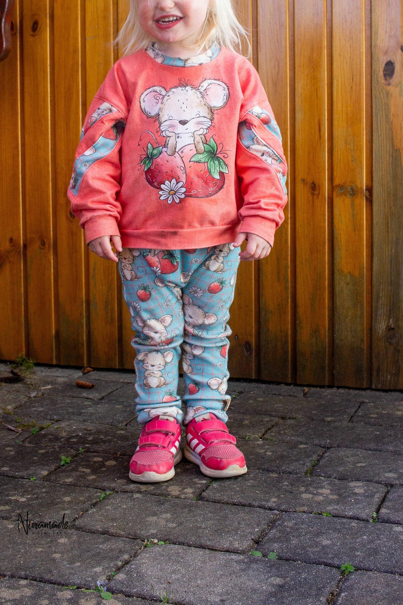 Bügelbild Erdbeermäuschen 1 – Süßes Maus & Erdbeer Motiv für Kinder
