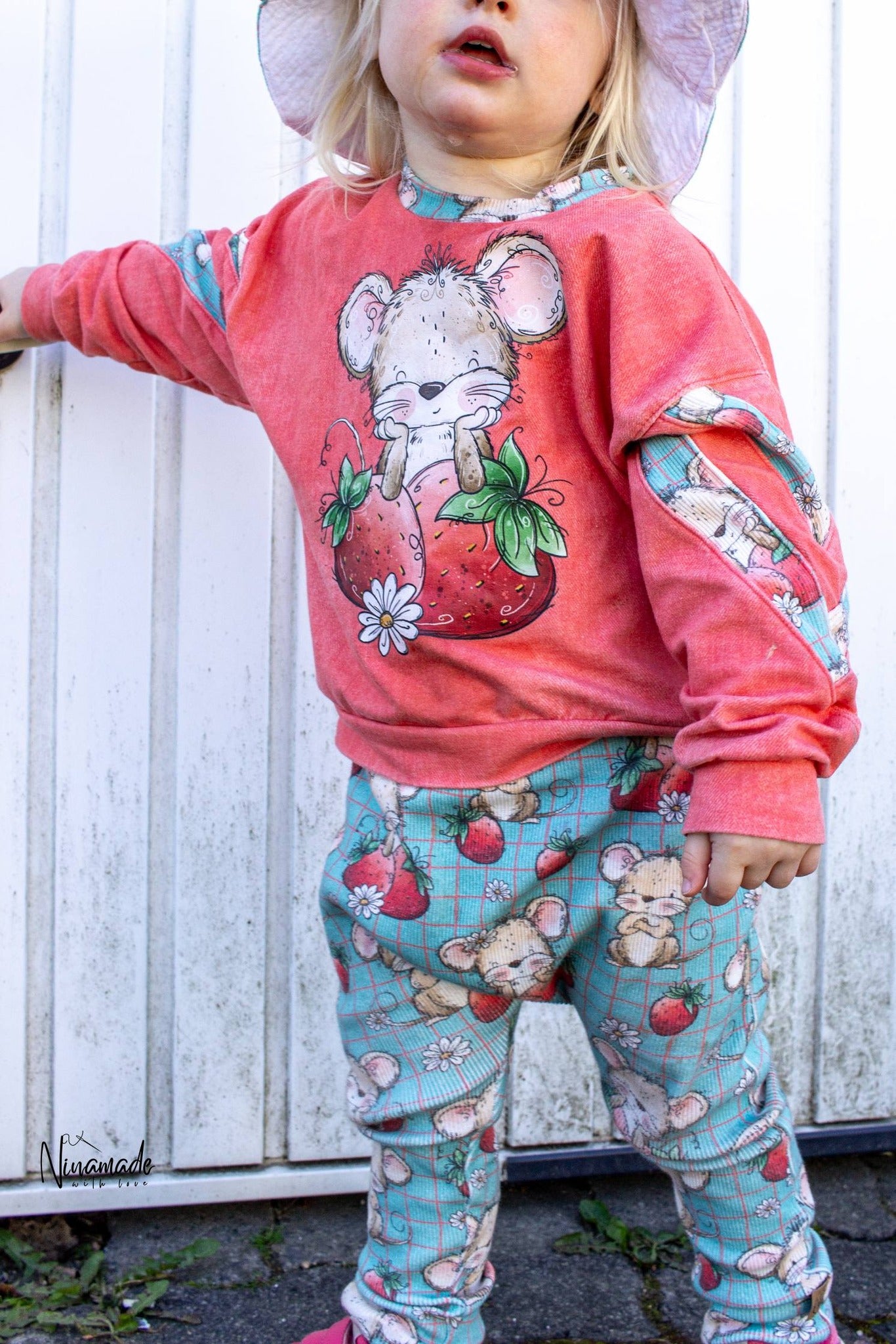 Bügelbild Erdbeermäuschen 1 – Süßes Maus & Erdbeer Motiv für Kinder