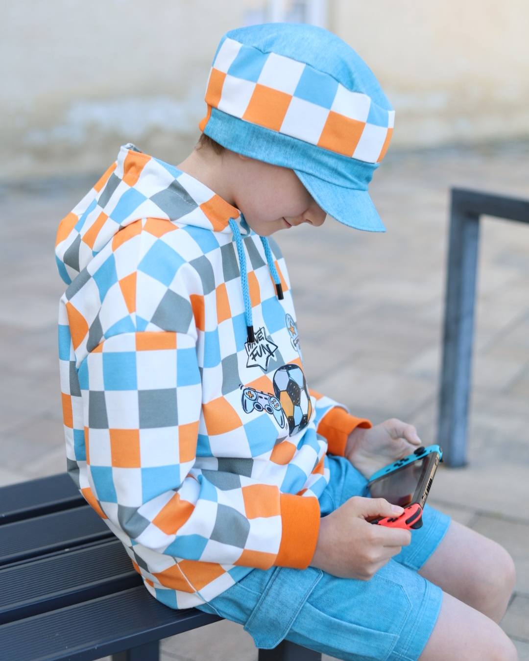 Fun Parts Hellgrau – cooler Kinderstoff mit Skateboard & Gaming | auf verschiedenen Stoffarten