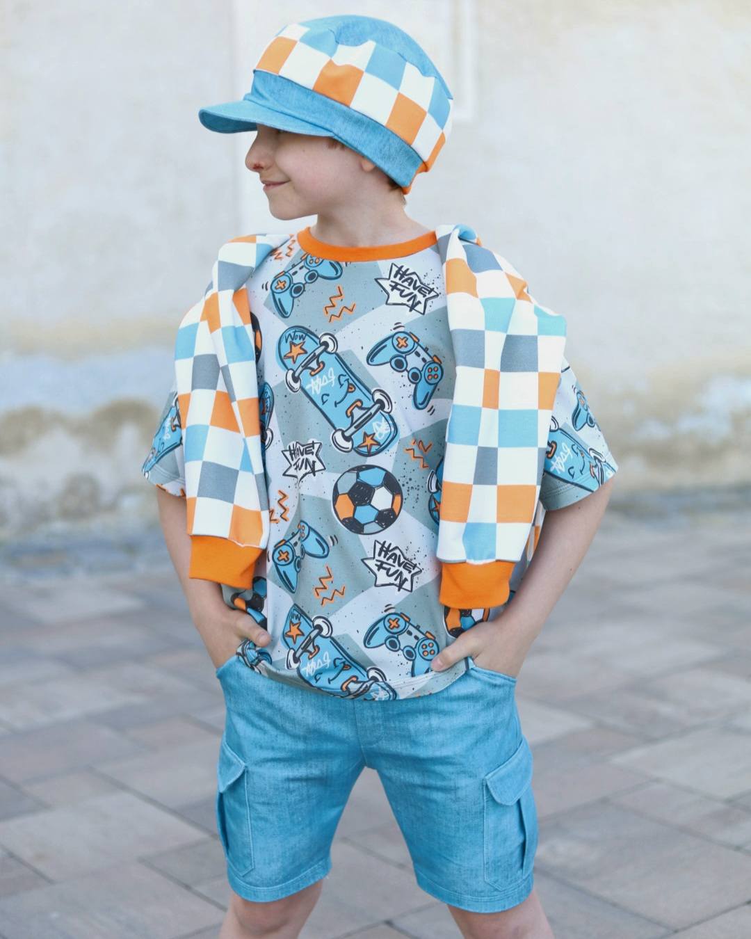Fun Parts Hellgrau – cooler Kinderstoff mit Skateboard & Gaming | auf verschiedenen Stoffarten