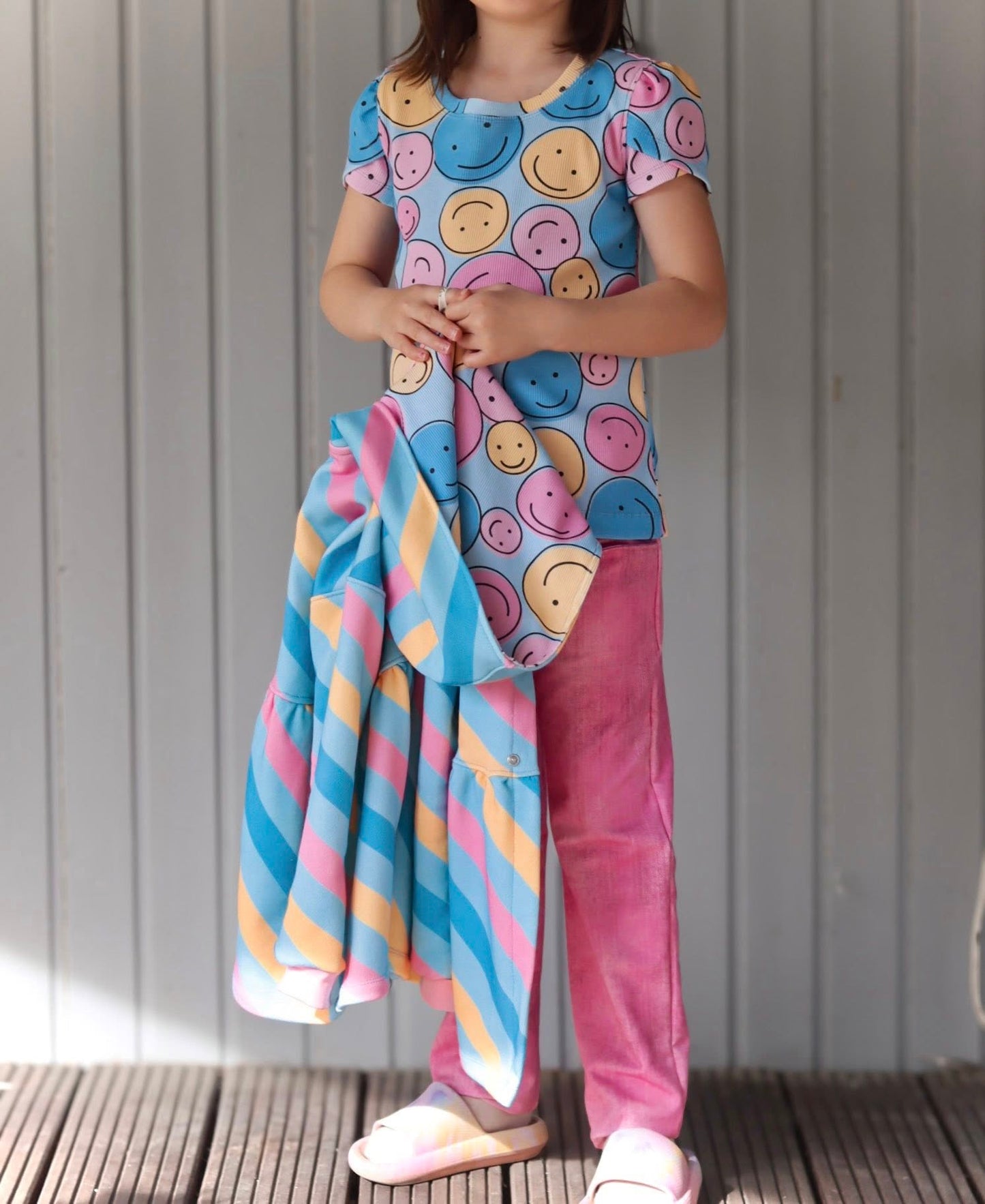 Smile Vibes Pink – moderner Smiley Stoff | auf verschiedenen Stoffarten