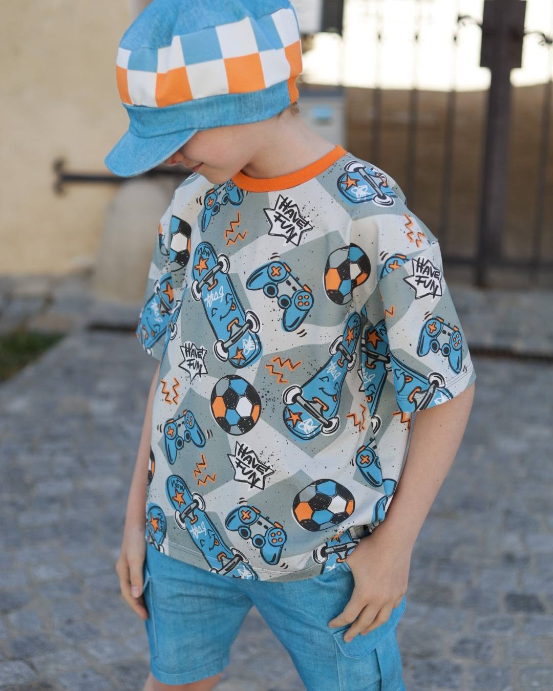 Fun Parts Hellgrau – cooler Kinderstoff mit Skateboard & Gaming | auf verschiedenen Stoffarten