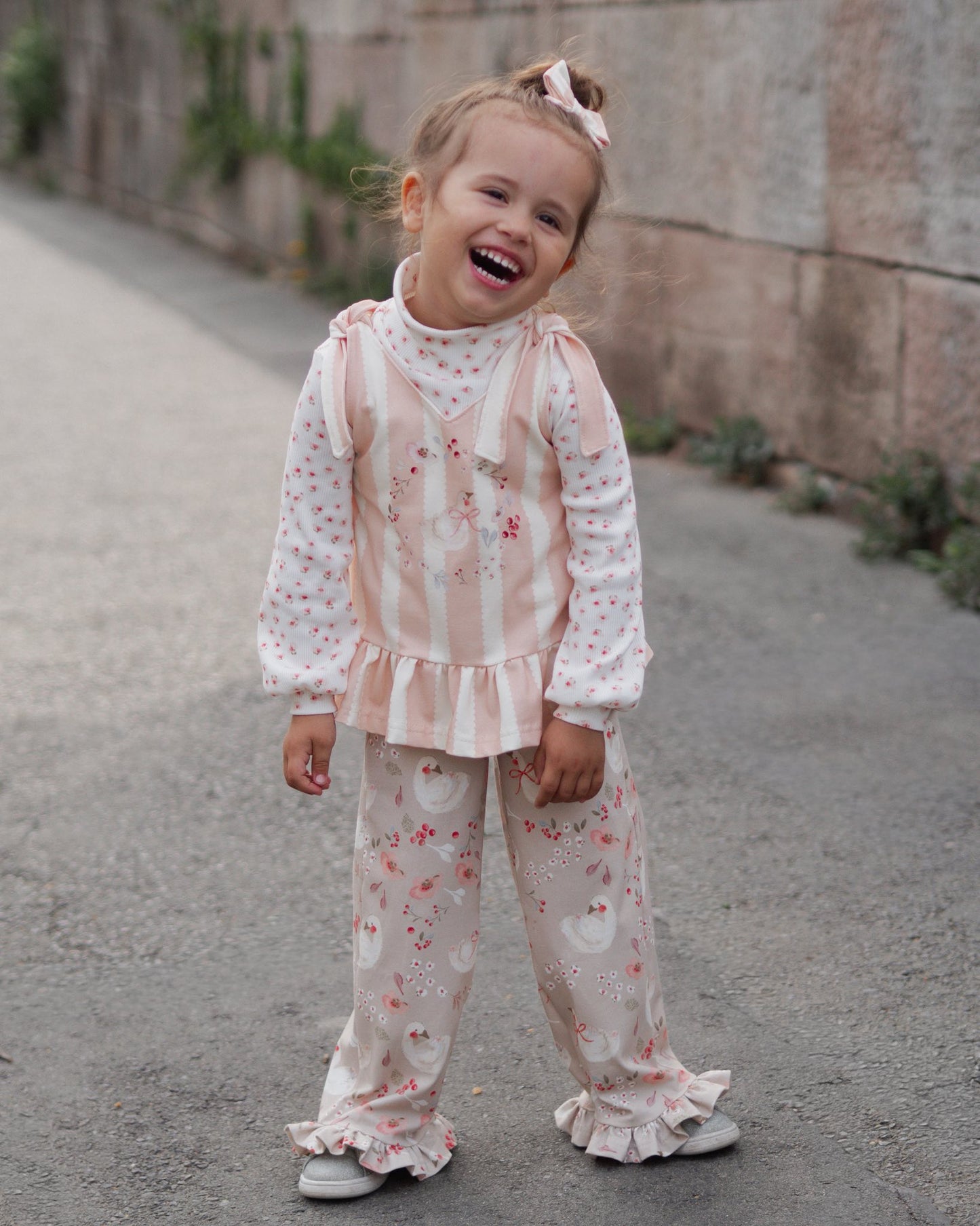 Swan Garden Dreams Vintage – romantischer Schwan Stoff | auf verschiedenen Stoffarten