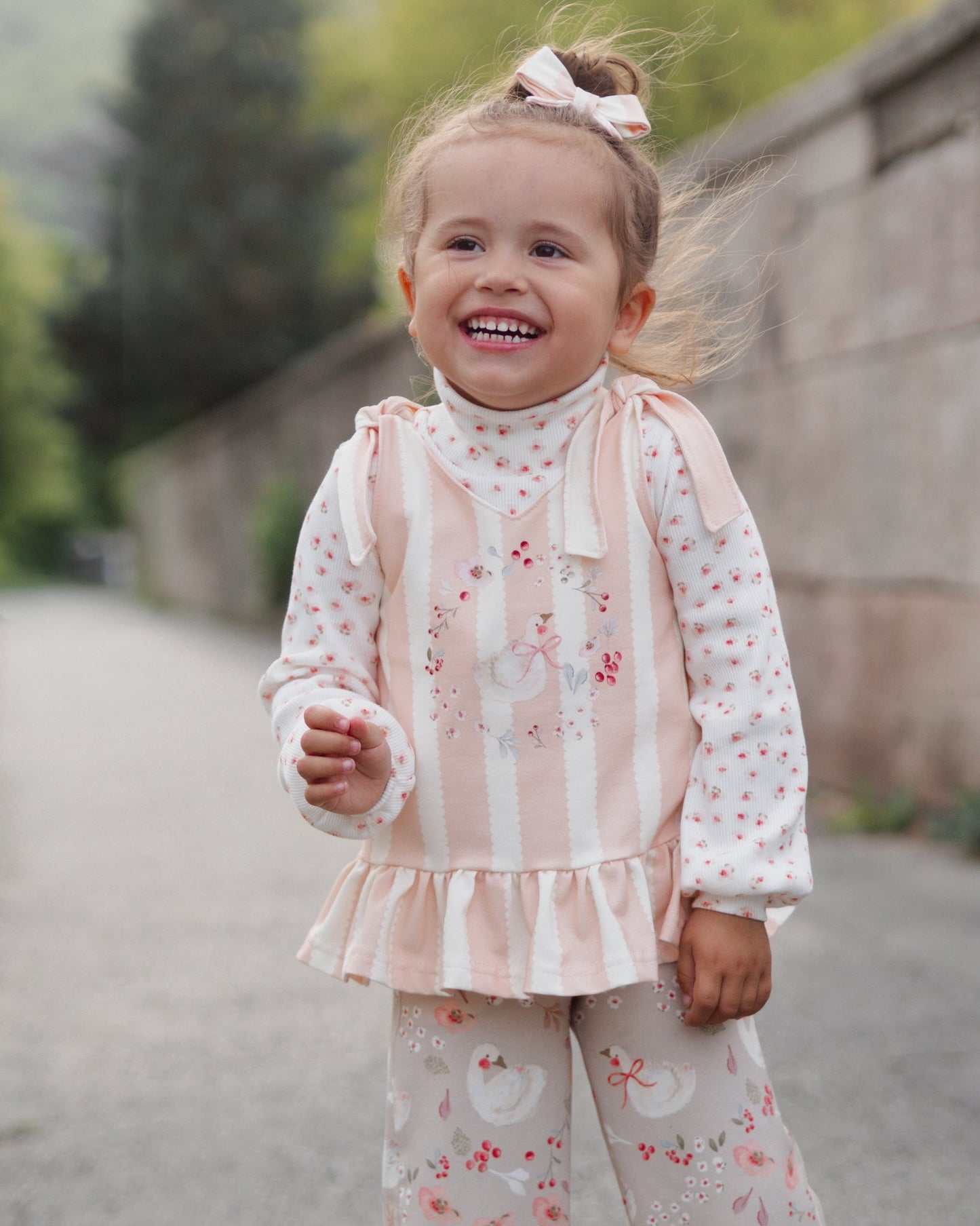 Swan Garden Dreams Vintage – romantischer Schwan Stoff | auf verschiedenen Stoffarten