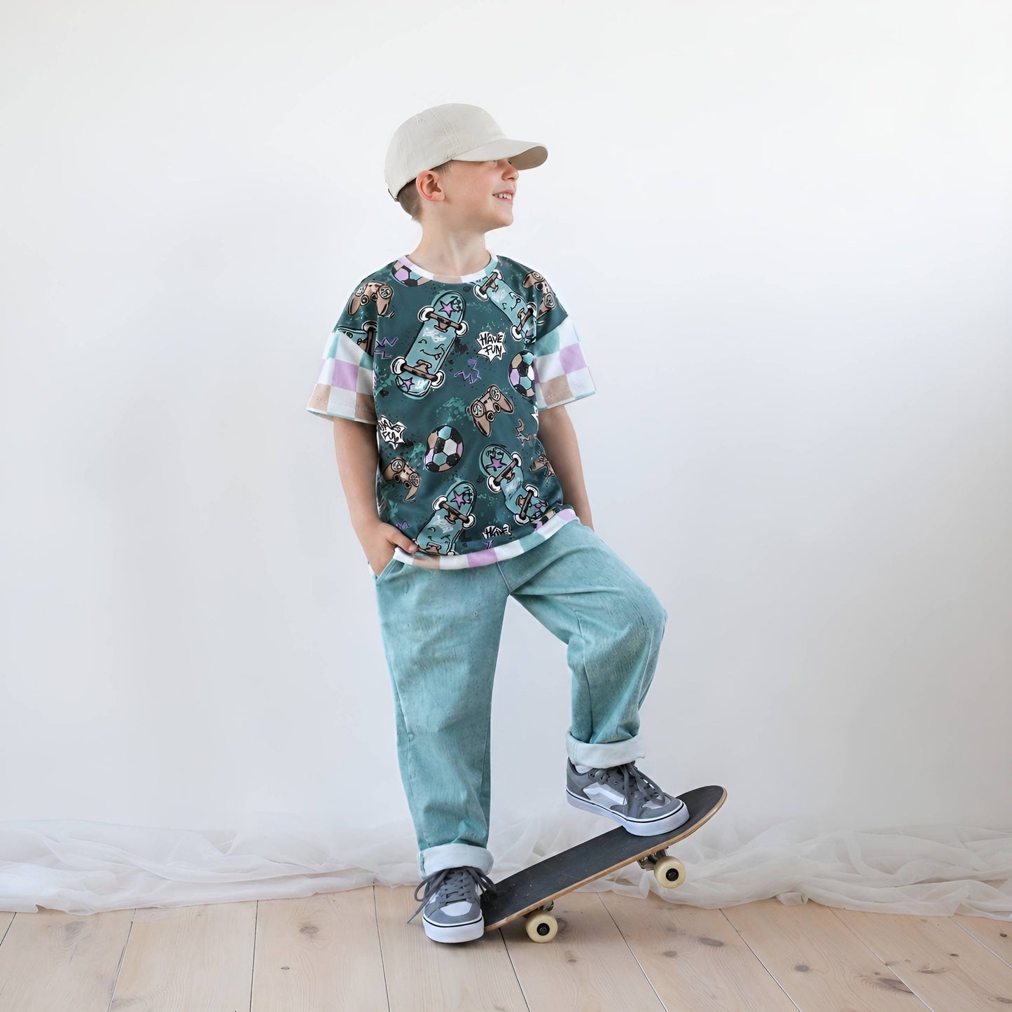 Fun Parts Petrol – cooler Kinderstoff mit Skateboard & Gaming | auf verschiedenen Stoffarten