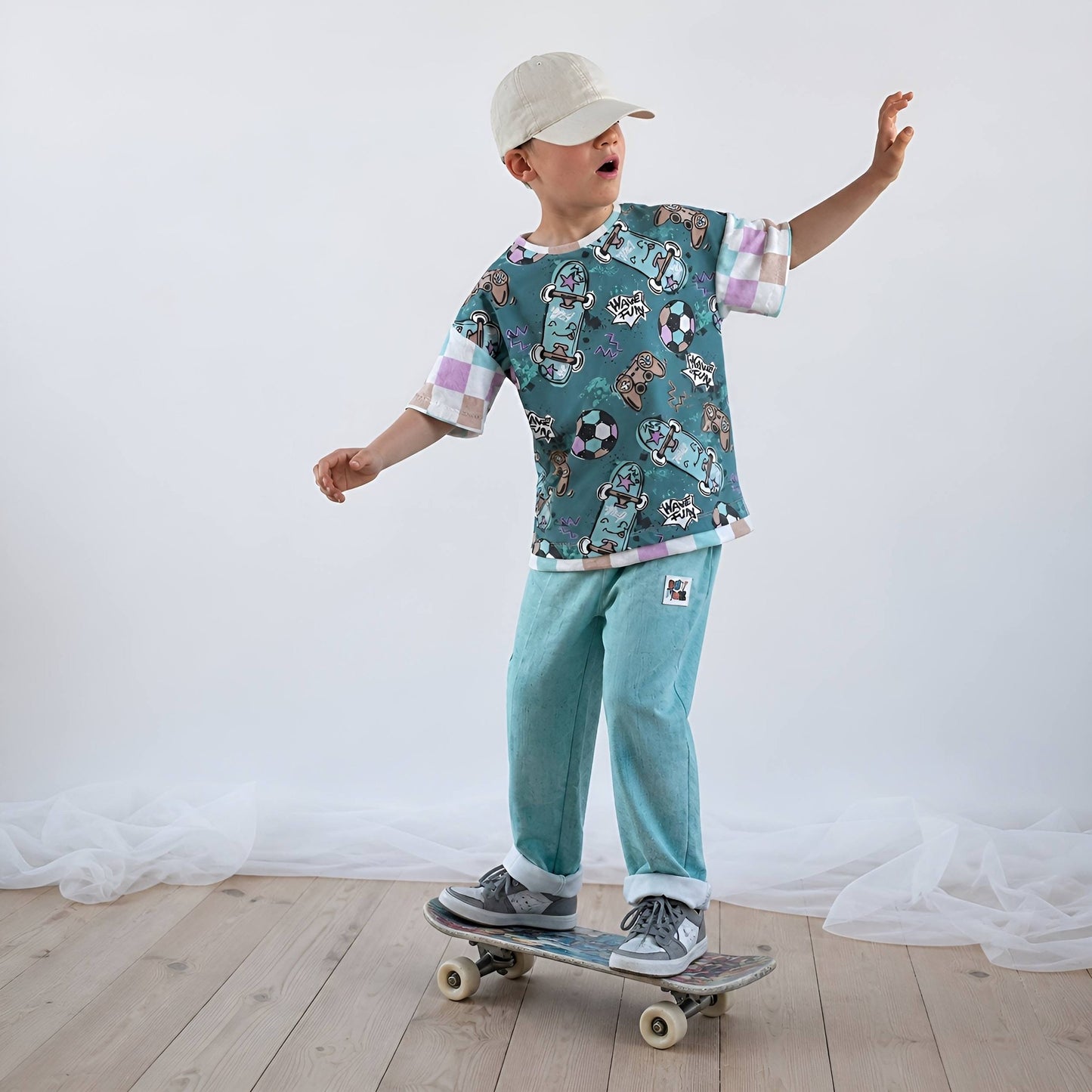 Fun Parts Petrol – cooler Kinderstoff mit Skateboard & Gaming | auf verschiedenen Stoffarten